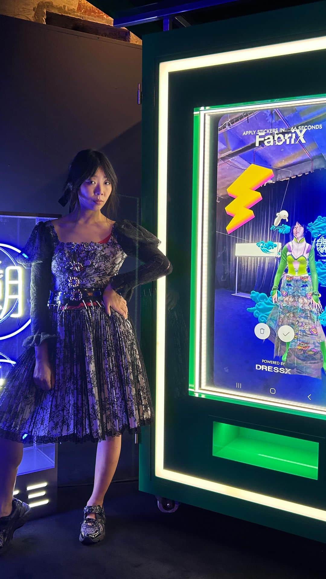 スージー・ロウのインスタグラム：「Phygital-ing at the @fabrixhk photo booths in the #NewGen space @londonfashionweek as part of their roving roadshow  You too can try on a @harri_ks latex suit or a @chet__lo durian knit as well as mega Hong Kong designers like @celinekwan_ @loomloop Check out @fabrixhk @pmqhkdesign Digital Fashion Roadshow if you’re passing through LFW space this weekend until 19th Sept  #fabrix23 #pmq #digitalfashion」