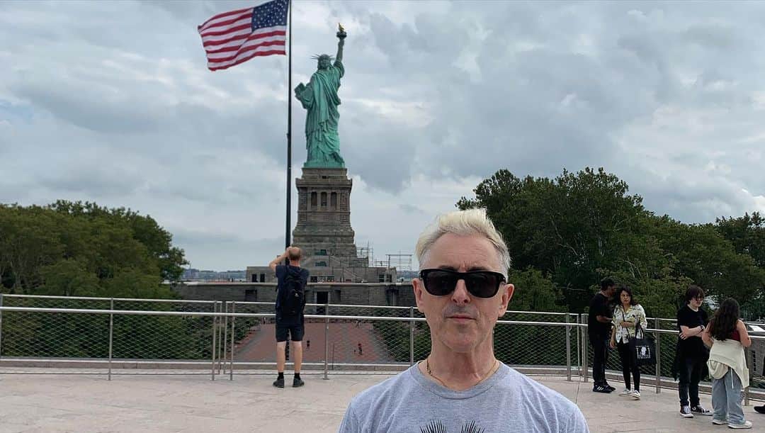 アラン・カミングさんのインスタグラム写真 - (アラン・カミングInstagram)「It’s Saturday Night On Broadway and I’m inside the Statue of Liberty’s head!!!」9月17日 5時44分 - alancummingreally