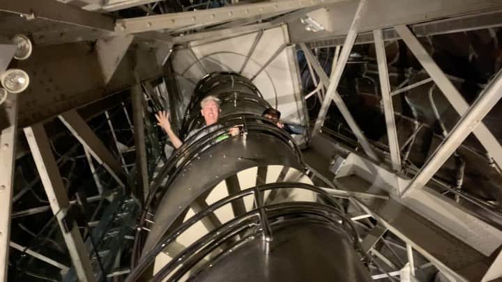 アラン・カミングのインスタグラム：「It’s Saturday Night On Broadway and I’m inside the Statue of Liberty’s head!!!」