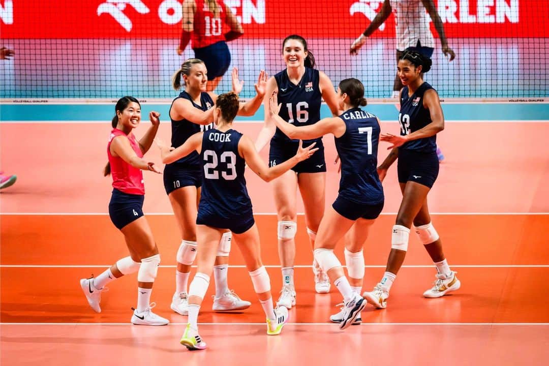 USA Volleyballさんのインスタグラム写真 - (USA VolleyballInstagram)「The U.S. Women 🇺🇸 swept Colombia 🇨🇴 3-0 (25-12, 25-12, 25-13) to open the Road to Paris Olympic Qualifier in Poland. Middle Dana Rettke led the way with 12 points. #OneStepCloser  Story and stats at 🔗  in our bio.」9月17日 5時46分 - usavolleyball