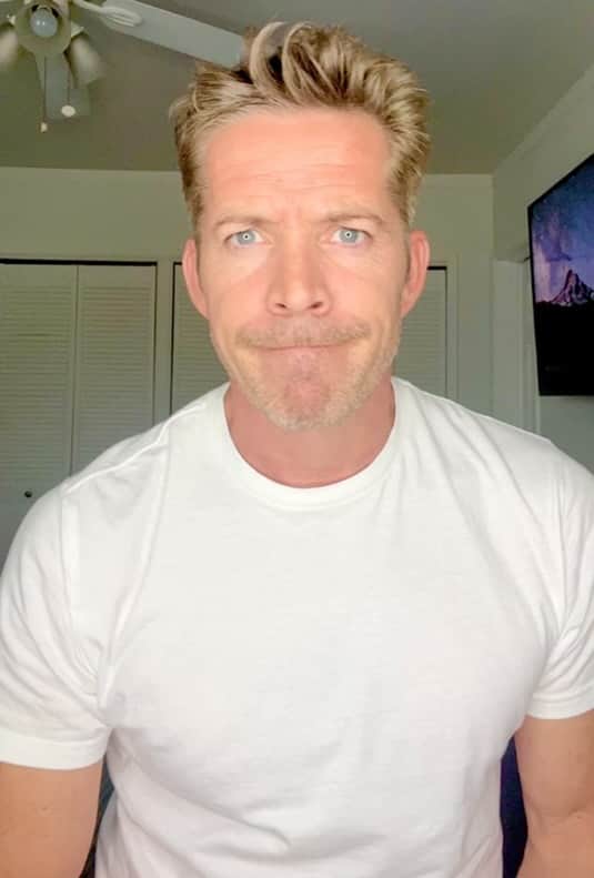 ショーン・マグワイアのインスタグラム：「Not an Ad but just a big thank you to my cousin Kathleen who helped me get my skin back to a healthy place. Cheers cousin, you are really brilliant at what you do. And big thanks to @Alumier_int @Sinead.AlumierMD @Victoria_janeh @Seclusion skin clinic」