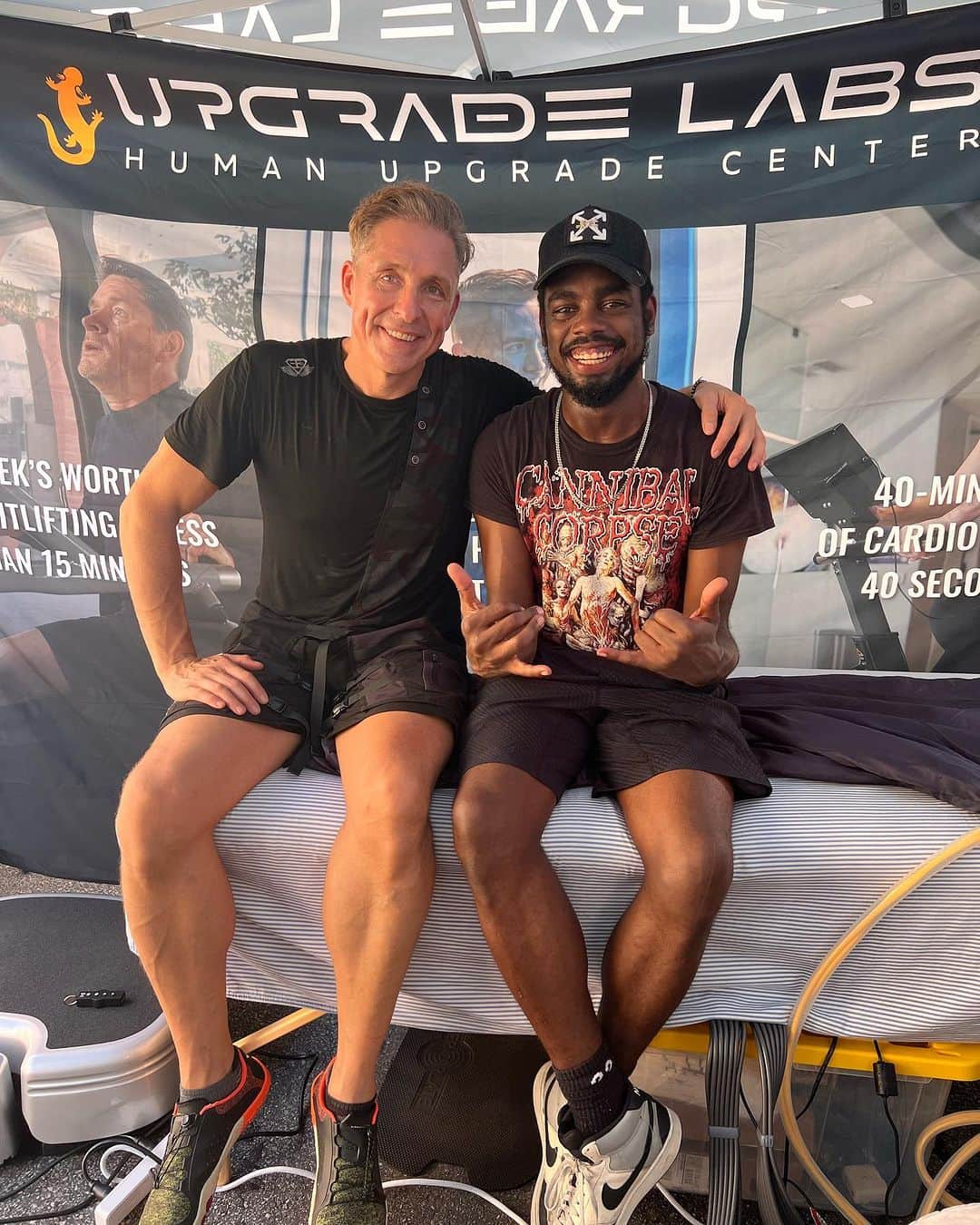 デイヴ・アスプリーのインスタグラム：「Met @sushixpapi at the @upgradelabs5thstreet popup in Austin. It’s humbling to meet this 28 year old high energy man who has has followed my advice for more than a decade. He worked hard. Read all the books. Put butter in his coffee when people still laughed. So today I gifted Michael a ticket to @the.biohackingconference in Dallas at the end of May!  Thanks for your time and attention. 🙏」