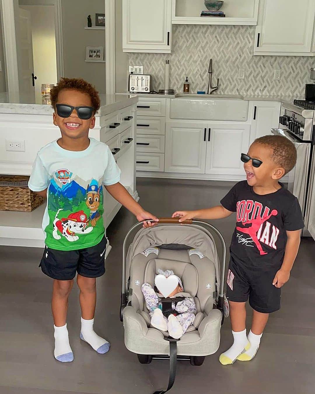 のインスタグラム：「Welcome Home Eva Brooke Antetokounmpo 🤍 Daddy’s Little Girl and Brothers' Baby Sister 👦🏽👦🏽👧🏽」