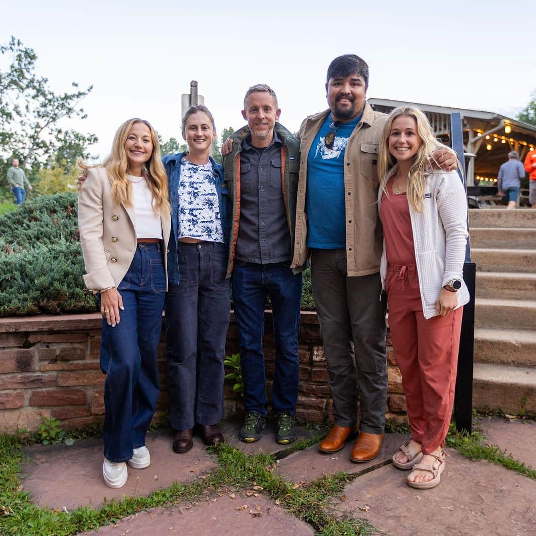 サッシャ・ディギーリアンのインスタグラム：「Peak to Purpose; an event about the intersection of extreme adventure and climate advocacy and conservation. And, how we can all do better. Really inspiring to be a part of this event and listen to the stories of @tommycaldwell @lennecefer @carolinegleich @claregallagher   Photos by @reilly_kaczmarek   @colorado_chautauqua  Thanks @rachelstz @veronicabeard  👖 🧥」