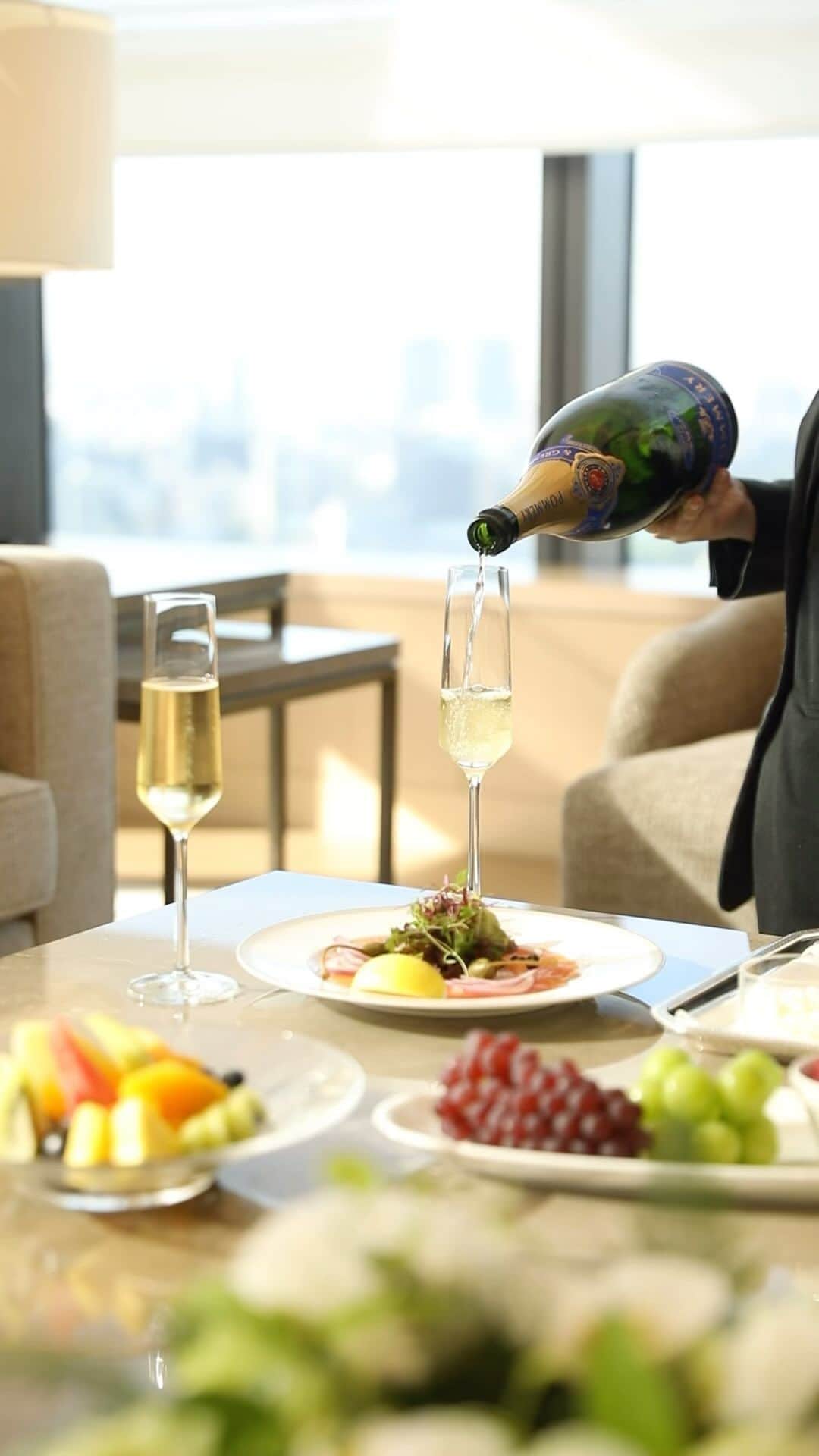 ホテルオークラ東京 Hotel Okura Tokyoのインスタグラム：「Champagne and fruits by Roomservice🍾 お部屋でシャンパーニュとフルーツ🥂  #東京ホテル #ステイケーション #ルームサービス #ホテルステイ好きな人と繋がりたい #ホテル好きな人と繋がりたい #記念日ホテル  #東京ホテル #ラグジュアリーホテル #theokuratokyo #オークラ東京  #hotelstay #hotelroom  #tokyohotel #roomservice #luxuryhotel #tokyotravel　#hotellife #luxurylife #tokyotrip  #lhw #uncommontravel #lhwtraveler  #东京 #酒店 #도쿄 #호텔 #일본 #ญี่ปุ่น #โตเกียว #โรงแรม」