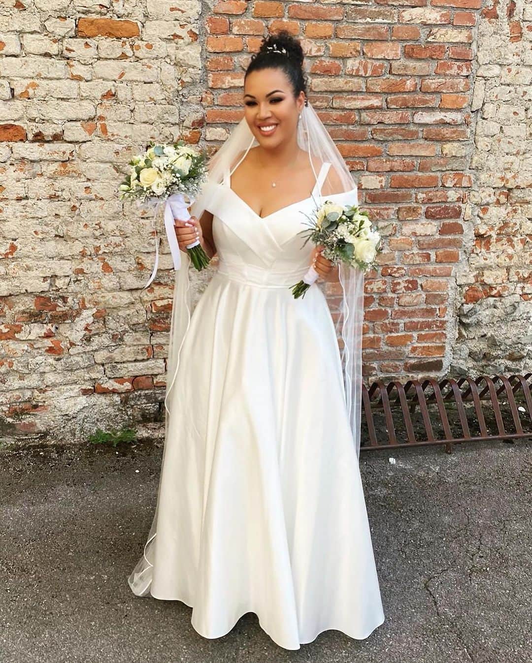 ボリス・コジョーのインスタグラム：「Congratulations to my baby sis on finding her person and jumping the broom today. Lara, we love you and wish you and Matko love and light on your journey together. And yes, I’m ready to be an uncle again. 😊 Ich wünsche Euch beiden alles Liebe und freue mich darauf bald mit Euch nachträglich zu feiern. ❤️🎉🎊🙏🏾」