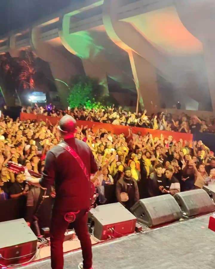 Sorriso Marotoのインスタグラム：「É sempre especial cantar no @maracana! ♥️  RIOOO, quem foi sabe a energia massa que rolou nessa noite. Valeu @feijucaoriginal, até a próxima! 🤟🏽  Hoje tem Sorriso em João Pessoa-PB, a gente se encontra lá no Angelim Garden! 😎」