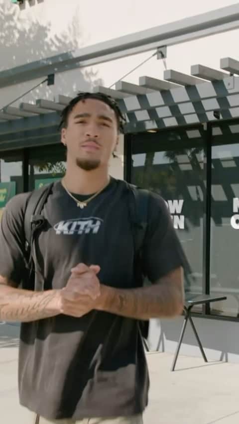 のインスタグラム：「Y’all know I’m a sports fan at Hart and when we built @myharthouse we knew it would be the spot where athletes could go to fuel up before the season! @jhoodschifino is already a @myharthouse regular so we invited him to Training Camp to see if he has what it takes to be apart of our team! #EatYourHartOut」