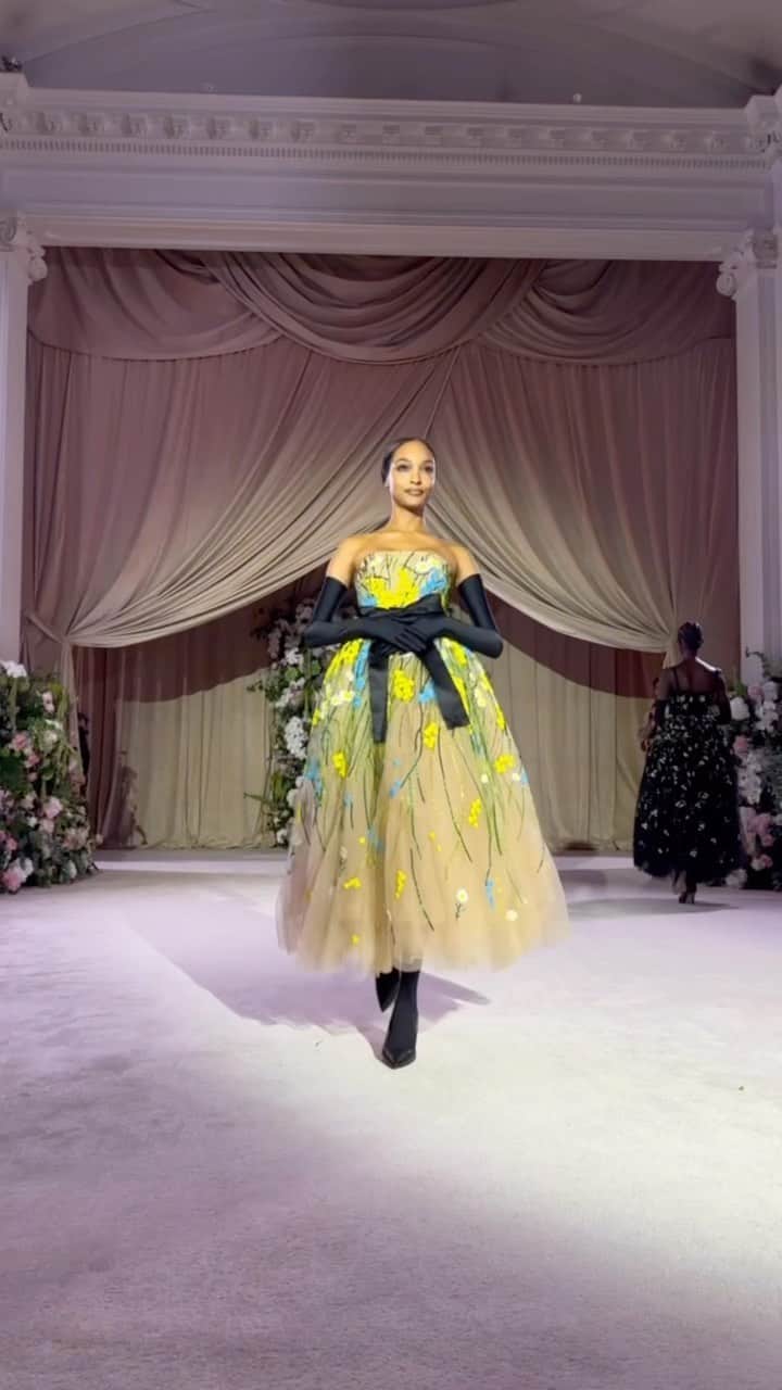 Vogue Españaのインスタグラム：「La colección primavera-verano 2024 de @richardquinn y sus extravagantes e intrincados vestidos de tul en #londonfashionweek 🤍」