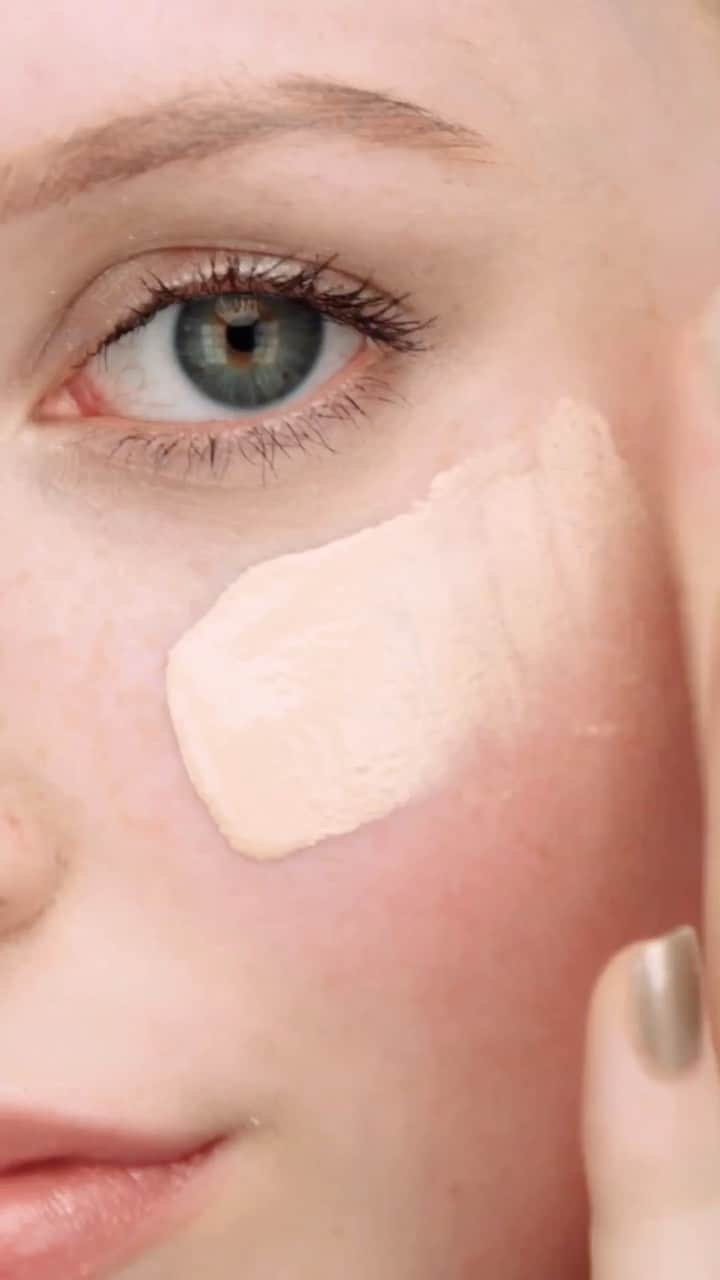 M·A·C Cosmetics BRのインスタグラム：「Apresentando uma cobertura média ajustável que não deixa de lado a luminosidade ✨. A base #MACStudioRadiance #SerumPowered tem efeito blur na aparência dos poros, vermelhidão da pele, manchas escuras e linhas finas secas para uma pele impecável que brilha com radiância. Confira as 56 tonalidades luminosas disponíveis para compra.  #MACStudioRadiance #SerumPowered #GlowSkin #HyperGlow #GlowySkin」