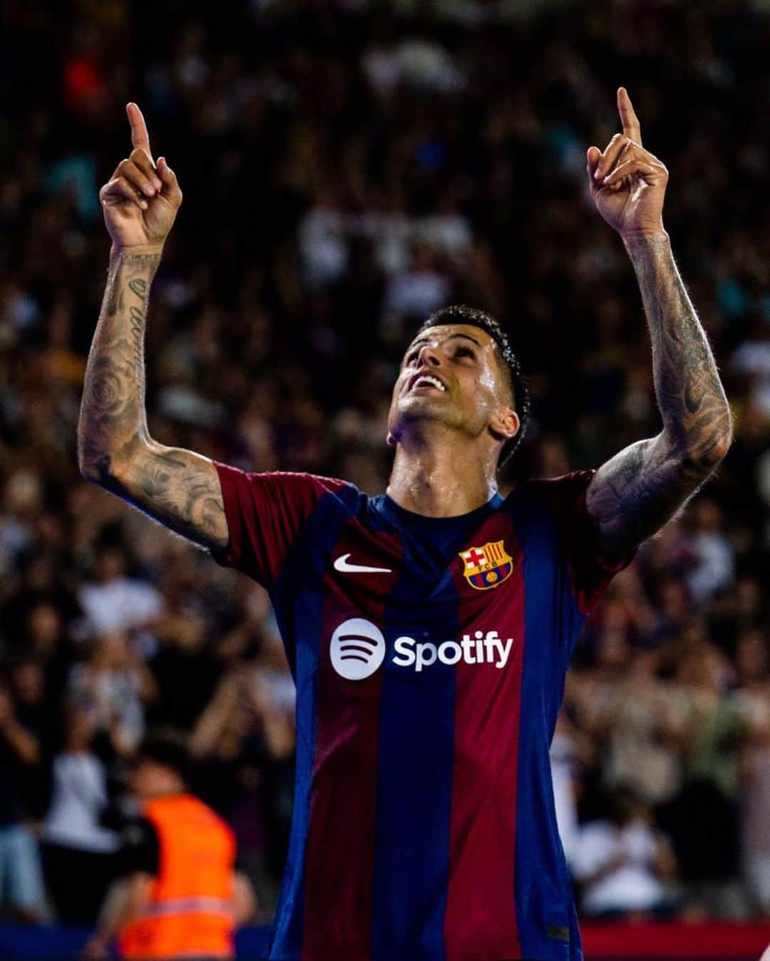ジョアン・カンセロのインスタグラム：「Always for you, Mom 💫 Visca el Barça 💙❤️ #mommyblessme」
