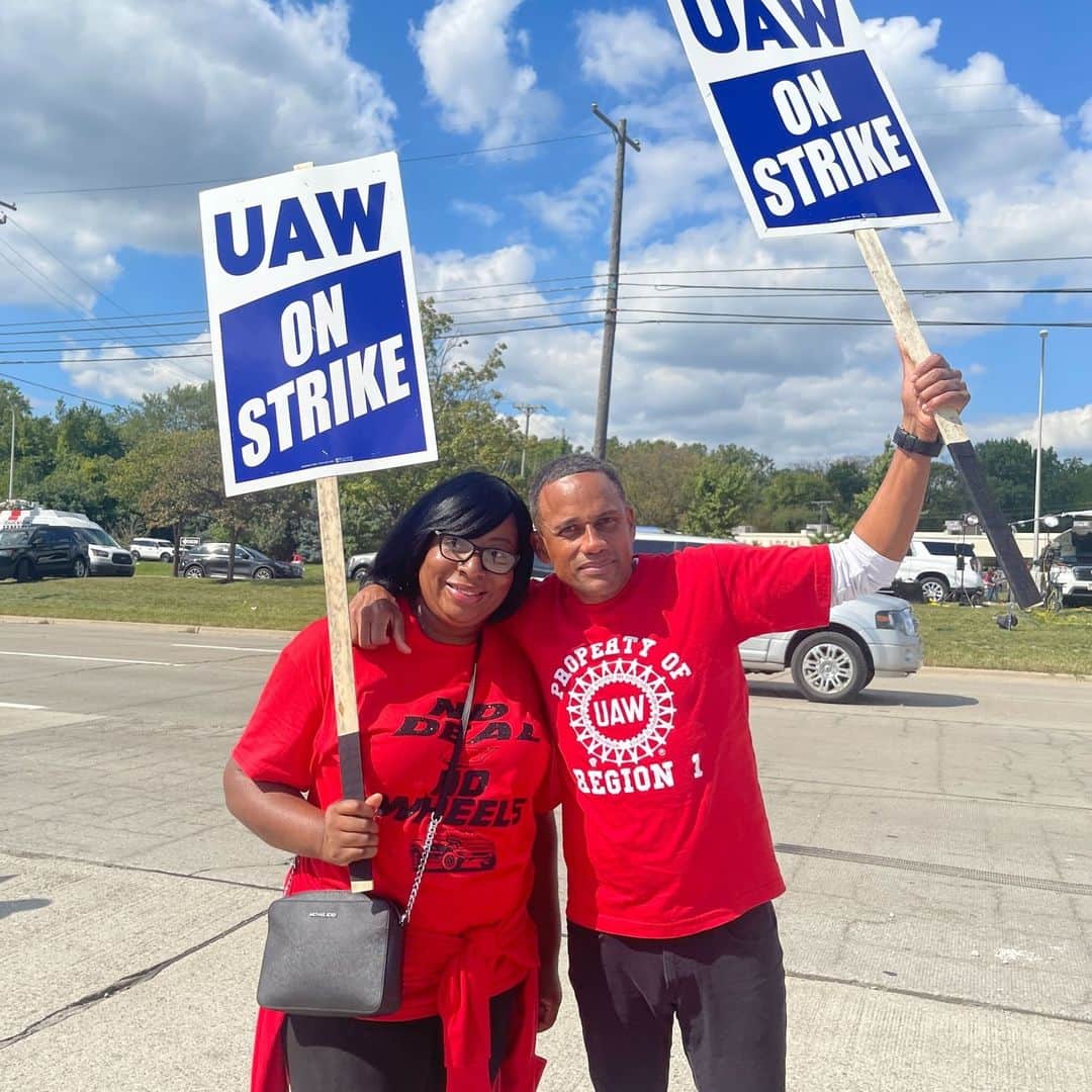 ヒル・ハーパーのインスタグラム：「@uaw.union workers aren’t asking for the world – they just want to live comfortably and peacefully.  But that’s too much for the Big Three and their profits.  We will fight with them for however long it takes!」