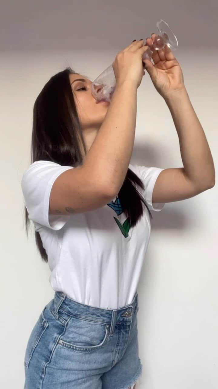 のインスタグラム：「La vida es más fácil con 𝗦𝗬𝗡𝗧𝗔 𝟲 de ( @bsn_py ) sabor 🍓  • Es lo último en proteína ultra-premium,ofrece una liberación lenta y rápida liberación que promueve un ritmo moderado,es Perfecto también para usar entre comidas o antes de acostarse .  Consulte con un profesional si está amamantando o consumiendo alguna medicación o tiene alguna condición médica,fuera de estos tres puntos es apto para personas con una vida activa si es sedentario siempre una nutrición equilibrada puede sumarle,ya que que este producto no cura,ni trata ni previene enfermedades   𝗣𝗥𝗘𝗣𝗔𝗥𝗔𝗗𝗢 : con 120 / 180 ml de agua fría ( por las noches ) o como mi preparado  Sin la pose final no hace efecto 😂  #proteinasaludable #suplementos」