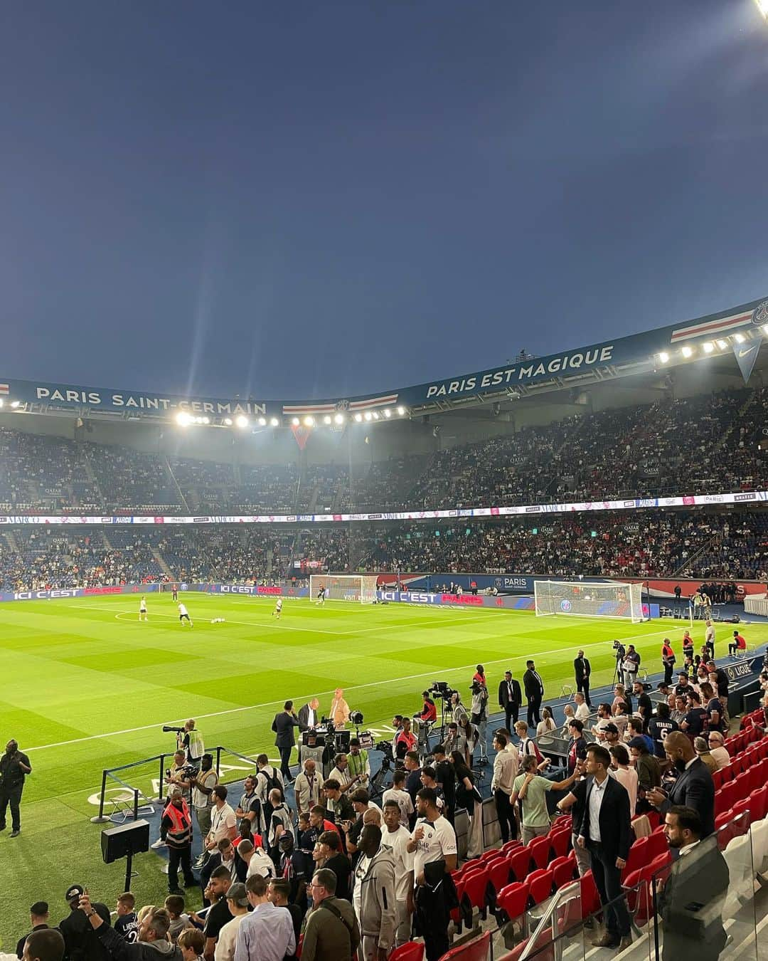 マチルド・グロさんのインスタグラム写真 - (マチルド・グロInstagram)「Merci @psg pour l’invitation ! Une ambiance de folie ! 🤩 Toujours bien accompagnée avec ma montre de chez @tissot_official 🫶🏻 • • #carrepresidentiel #unbelievable #greatmoments #specialtimes #football」9月17日 6時53分 - gros_mathilde