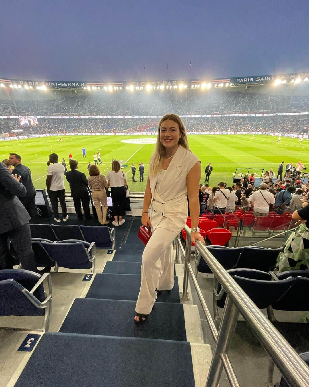 マチルド・グロのインスタグラム：「Merci @psg pour l’invitation ! Une ambiance de folie ! 🤩 Toujours bien accompagnée avec ma montre de chez @tissot_official 🫶🏻 • • #carrepresidentiel #unbelievable #greatmoments #specialtimes #football」