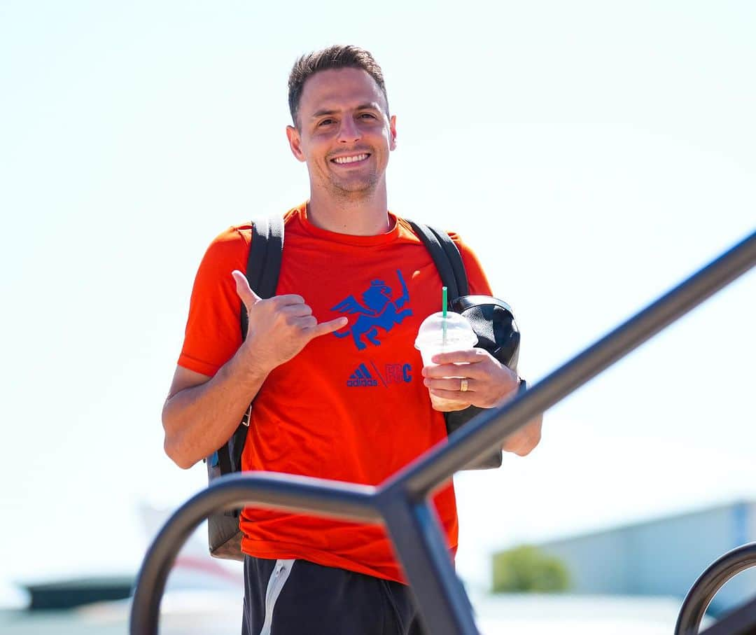 サンティアゴ・アリアスのインスタグラム：「Game day!!! ⚔️⚽️ @fccincinnati 🟠🔵 #allforcincy 🤙🏼💪🏼」