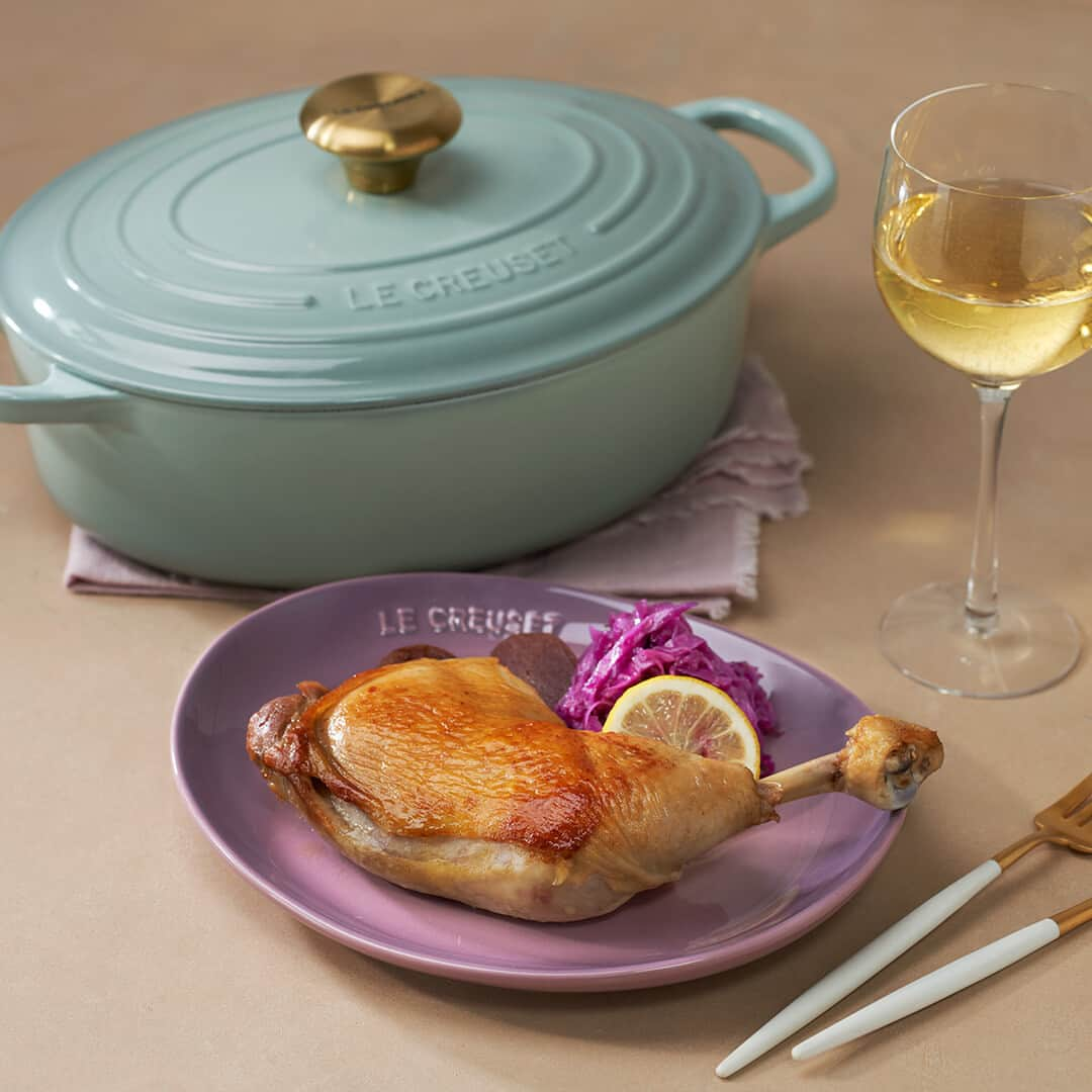 Le Creuset Japon　ル・クルーゼ ジャポンのインスタグラム：「【ル・クルーゼ 公式レシピ】鶏のコンフィ たっぷりのオイルで低温調理をしたワインにぴったりの鶏肉料理です。 南フランスでは鴨肉をよく食べますが、今回は入手しやすい鶏肉を使い、少量のオイルで出来る湯煎方式です。  ======材料====== (２人分/シグニチャー ココット・オーバル・ジャポネーズ 27cm)  骨付き鶏もも肉・・・2本  (A) ローリエ・・・2枚 タイム・・・4本 にんにくスライス・・・2片分 粗塩・・・鶏もも肉の1%  エクストラバージンオリーブオイル・・・190ml  〈添え野菜①〉 コンフィの油・・・1袋分 じゃがいも (ノーザンルビー)・・・3個（メイクイーンでも可）  〈添え野菜②〉 紫キャベツ・・・1/4個 オリーブオイル・・・大さじ1 赤ワインビネガー・・・大さじ1と1/2 塩・・・ひとつまみ 白こしょう・・・少々  ======下準備====== ・骨付き鶏もも肉は足首のところを包丁で一周切れ目を入れ、大きな筋を切り離す。 ・じゃがいもは、皮を剥き、1.5cmの輪切りにする。 ・紫キャベツは千切りにする。  ======作り方====== 1. 骨付き鶏もも肉と(A)をよく馴染ませ、ペーパーを敷いたバットに皮目を下にして置き、ラップをして冷蔵庫で1日置く。  2. 耐熱(100℃以上)の真空袋に1.の鶏肉1本とオリーブオイル(80ml)を別々に入れ、しっかりと空気を抜き、真空状態にする。  3. 鍋の底に布巾を敷き、2.を入れて、しっかり浸る程度まで水を入れ、極弱火で80℃まで温める。3時間ほど70～80℃を保つように低温調理する。 ※温度が上がってしまったら火を消して差し水をして下さい。  4. 粗熱を取り、真空袋のまま冷蔵庫で1日馴なじませる。※2～3日置くとよりおいしくなります。  5. 4.を50℃程度まで湯煎し、オイルと鶏肉を分ける。鍋にクッキングシートを敷き、コンフィオイルとじゃがいもを入れ、中火で両面に焦げ目がつく程度まで10分ほど揚げ焼きし、取り出しておく。  6. 鍋を水で洗い流してきれいにし、紫キャベツとオリーブオイルを入れ、中火で1分ほど炒める。赤ワインビネガー、塩、白こしょうを加え、フタをして弱火で3分程度蒸す。フタを開け、まんべんなく混ぜる。  7. フライパンに多めのオリーブオイル（分量外: 大さじ2程度）を入れて強めの中火で熱し、水分とハーブ類を取り除いた鶏のコンフィの皮目をパリッと焦げ目がつくまで焼く。※油はねる場合はフタをしても良い。  8. 皿にじゃがいも、紫キャベツ、鶏のコンフィを盛る。  #ルクルーゼ #lecreuset #ルクルーゼのある暮らし  #ルクルーゼごはん #テーブルウェア #テーブルコーディネート #キッチンウェア #キッチングラム #ルクルーゼのある生活 #ルクルーゼのある食卓 #食卓 #食卓グラム #キッチンツール   #シグニチャーココットオーバルジャポネーズ #ストーンウェア #シーソルト #コンフィ #鶏料理 #おうちごはん #おうちレストラン」