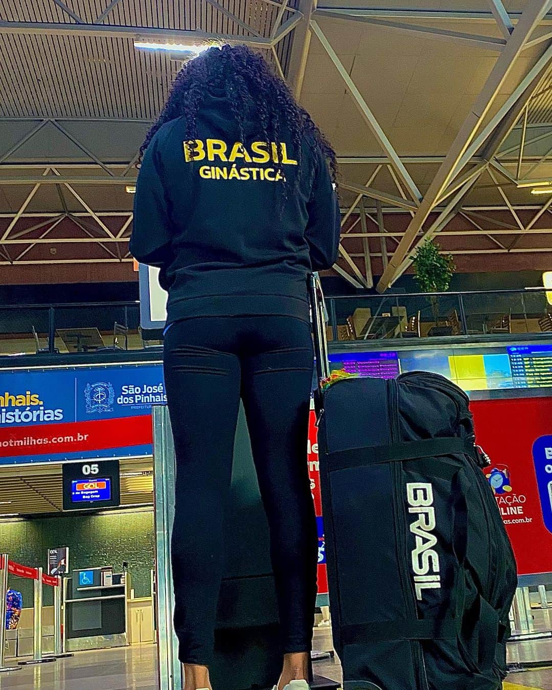 カロリーネ・ペドロのインスタグラム：「Estamos chegando Bélgica 🇧🇪  . . . . @cbginastica @cdafab @fprginastica @ceginpr  @iryna_ilyashenko @carolmolinari」
