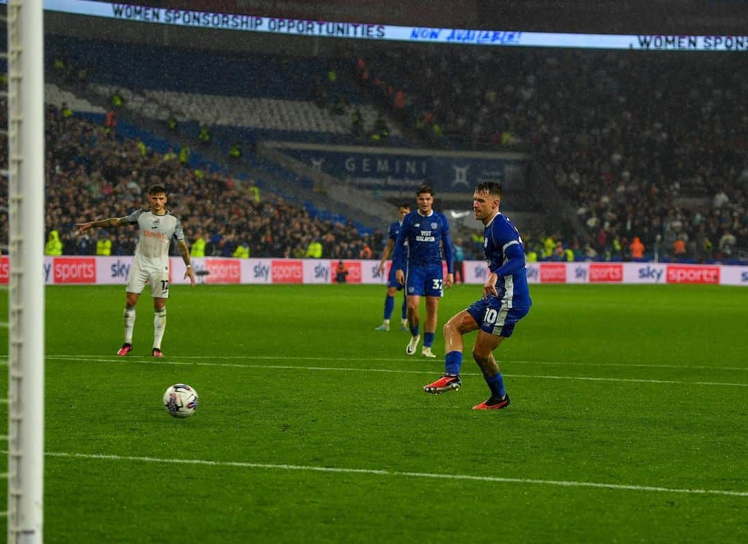 アーロン・ラムジーさんのインスタグラム写真 - (アーロン・ラムジーInstagram)「Enjoy your night Bluebirds 🐦 @cardiffcityfc」9月17日 7時09分 - aaronramsey