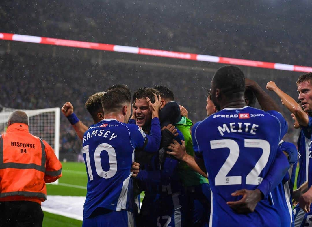 アーロン・ラムジーさんのインスタグラム写真 - (アーロン・ラムジーInstagram)「Enjoy your night Bluebirds 🐦 @cardiffcityfc」9月17日 7時09分 - aaronramsey