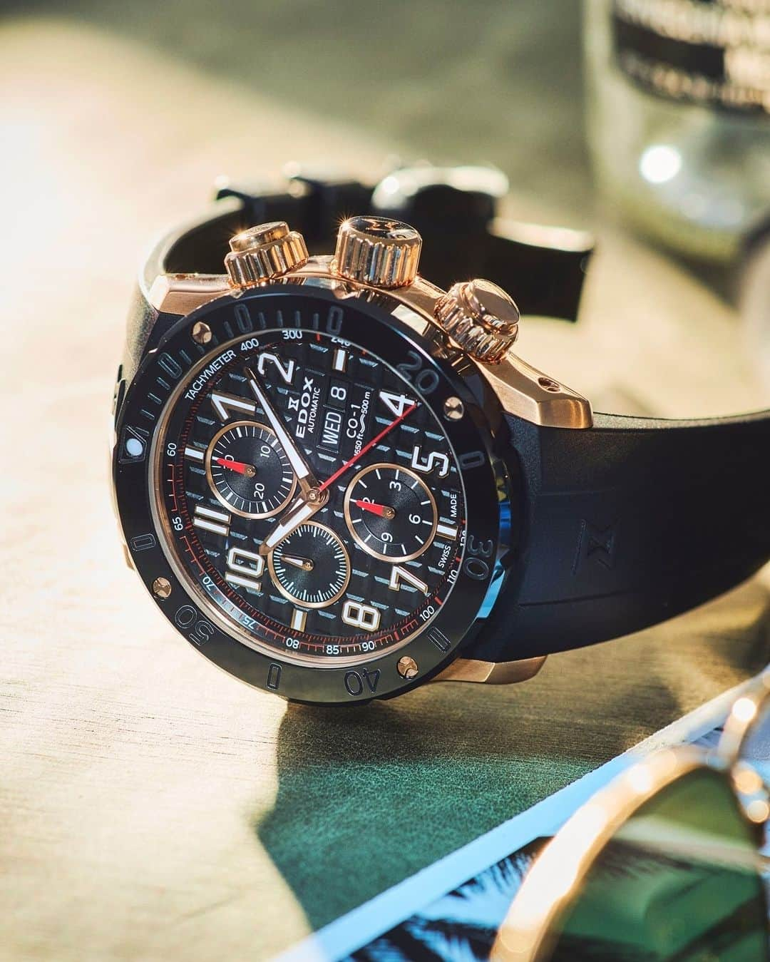 エドックスさんのインスタグラム写真 - (エドックスInstagram)「#クロノオフショア1コレクション CHRONOFFSHORE-1 CHRONOGRAPH AUTOMATIC  ブラックとゴールドのコントラストが美しく、ボートレースのダイナミックな世界観を表現したダイバーズウォッチ。特殊ケース構造とねじ込み式リューズを用い、高い防水性も実現。海や街で腕元をエレガントに飾るデザインです。  ___ #夏と言えばエドックス #EDOX #エドックス #高級腕時計 #防水時計 #ダイバーズ #ダイバーズウォッチ #街ダイバーズ #ハイスペダイバーズ #クロノオフショア1 #クロノオフショア１  #swissmade #swisswatch #thewaterchampion」9月17日 7時15分 - edox_jp