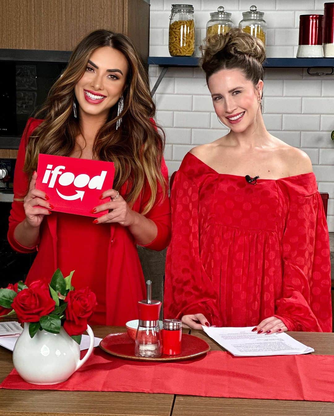 Nicole Bahlsのインスタグラム：「Ontem eu e a @raphaelapalumbo celebramos o Mês do Consumidor com ofertas incríveis na Live do @ifoodbrasil! 🍔📺  Stylist @paulozelenka  Look @splash.boutique」