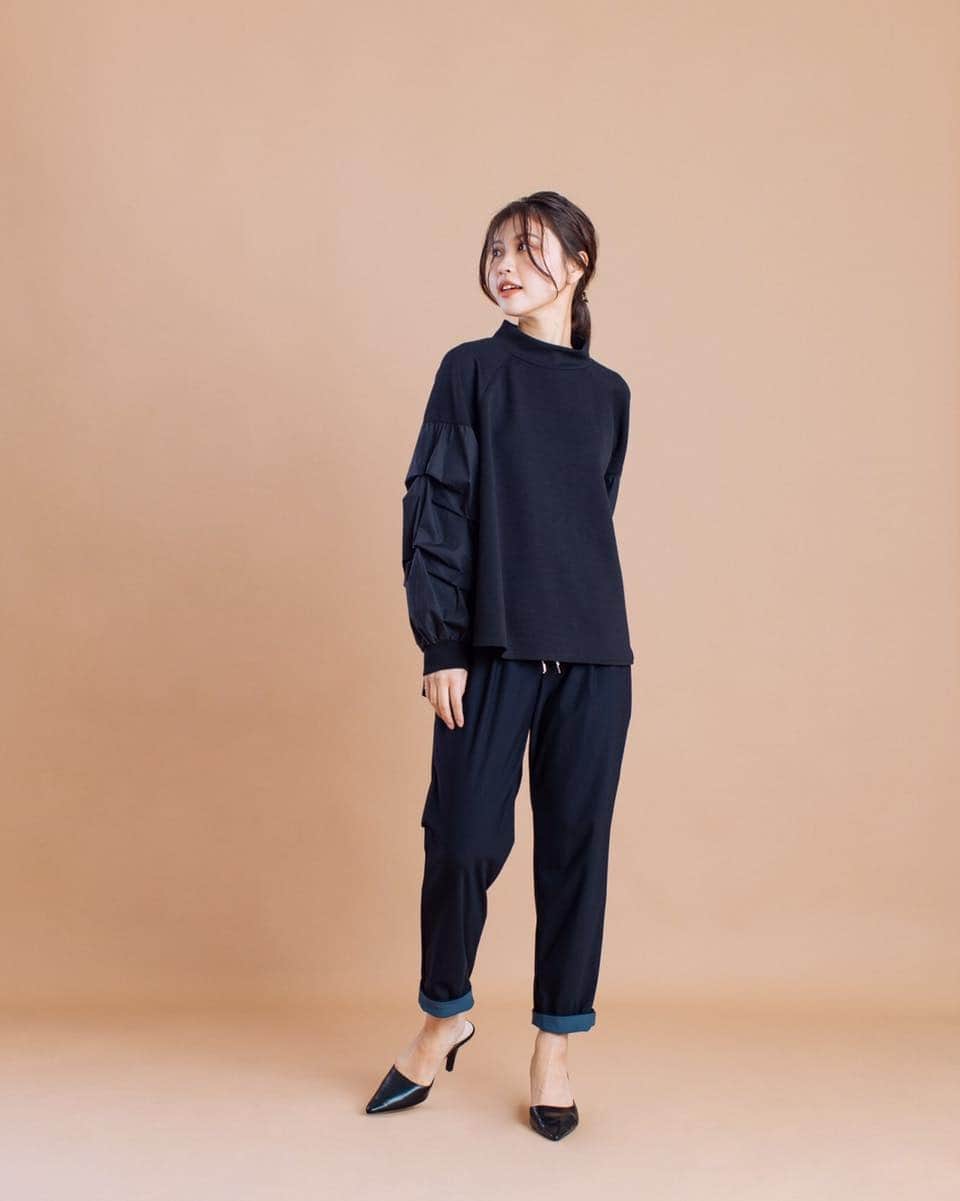 M2companyのインスタグラム：「《pareatsu》  ハイネックのプルオーバー。  なめらかな手触りのカットソーに 袖や背中にはコットンを使ったプルオーバー  くしゅくしゅっと　 摘んだデザインの袖もアクセント。 一枚でも存在感のある、 独特のニュアンスを生んでいます。  サイズ／ フリー  カラー／ オフホワイト ネイビー チャコールグレー ブラック  素材／ （本体）ポリエステル70%レーヨン25%ポリウレタン5% （袖、背中）綿100%  【BASE】 https://pareatsu.base.ec  #pareatsu #パレアッツ #m2company #エムツーカンパニー #2023AW #新作秋物 #秋物 #新作プルオーバー #プルオーバー #おしゃれさんと繋がりたい  #ciao_varano」