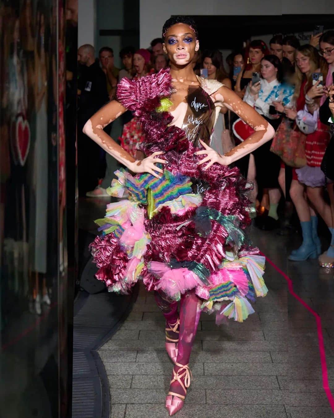 ウィニー・ハーロウさんのインスタグラム写真 - (ウィニー・ハーロウInstagram)「Closing the show London Fashion week @babbym Heard y’all were looking for the Grunge Princess 👑☠️💕🤘🏽🖤 #grungecore #LFW」9月17日 7時23分 - winnieharlow