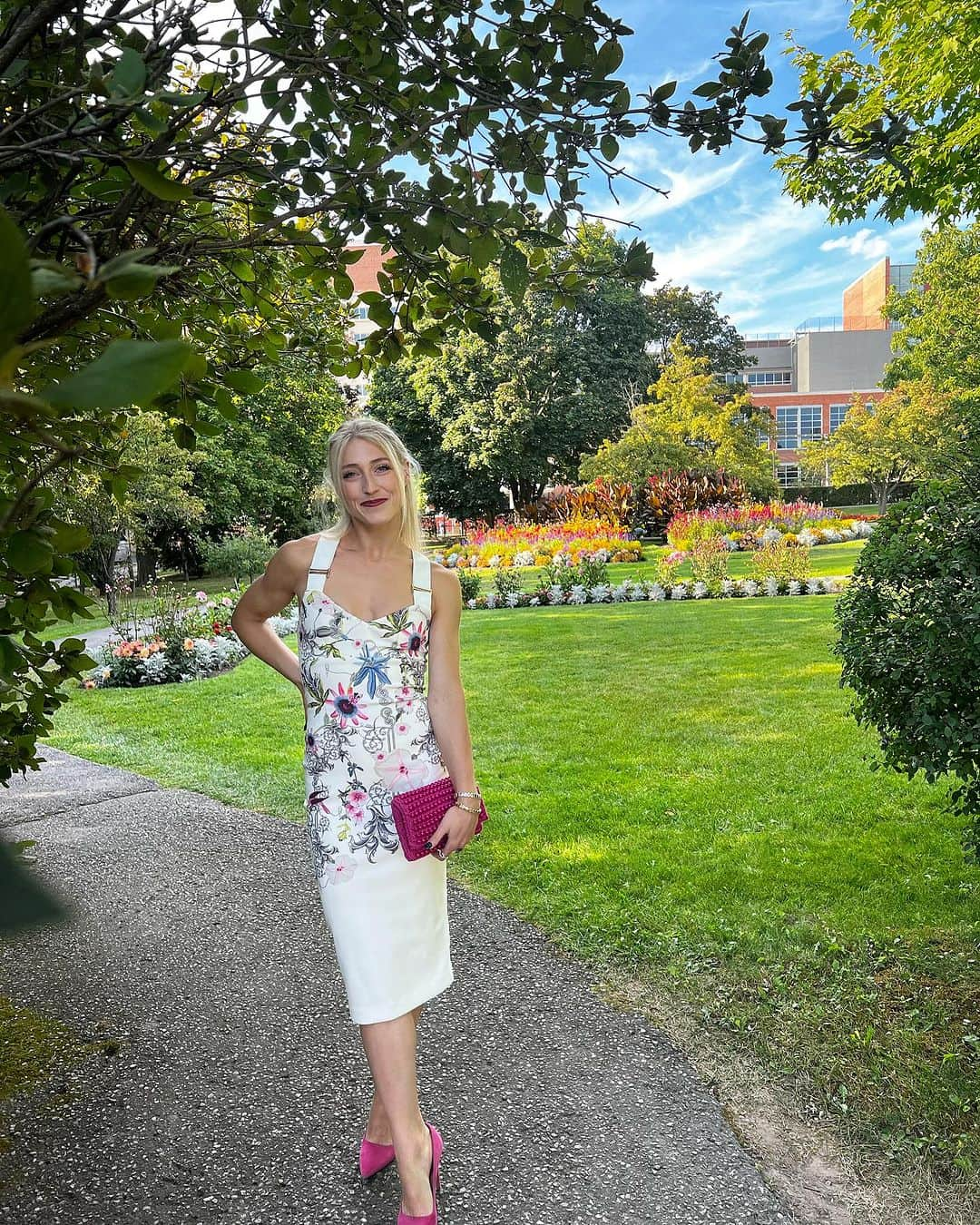 パイパー・ギレスさんのインスタグラム写真 - (パイパー・ギレスInstagram)「High tea was the perfect excuse to dress up!  - - - - #dressup #hightea #parkwoodestate #teatime #girlsday #garden #beautifulgirls #scones #toronto」9月17日 7時24分 - pipergilles