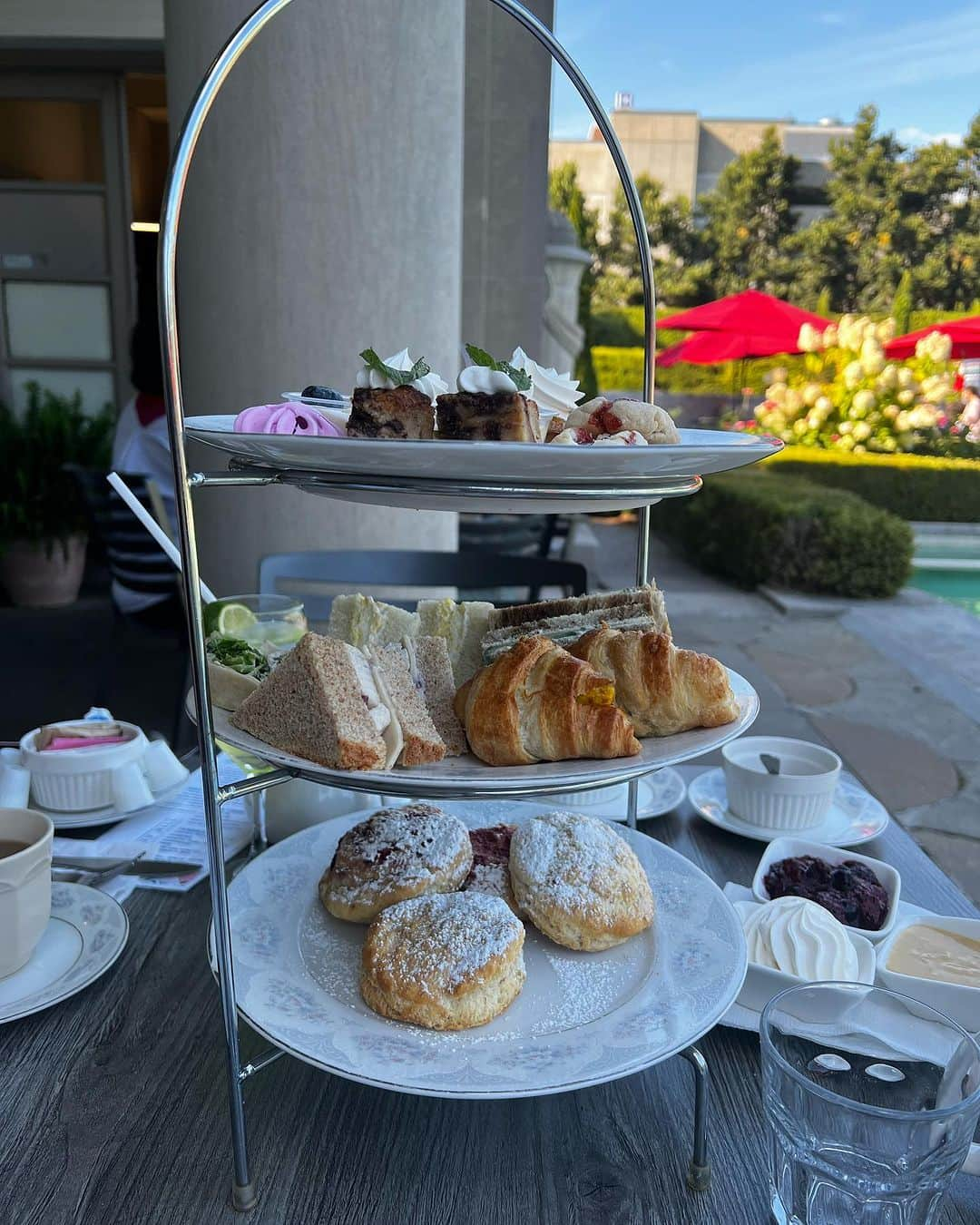 パイパー・ギレスさんのインスタグラム写真 - (パイパー・ギレスInstagram)「High tea was the perfect excuse to dress up!  - - - - #dressup #hightea #parkwoodestate #teatime #girlsday #garden #beautifulgirls #scones #toronto」9月17日 7時24分 - pipergilles