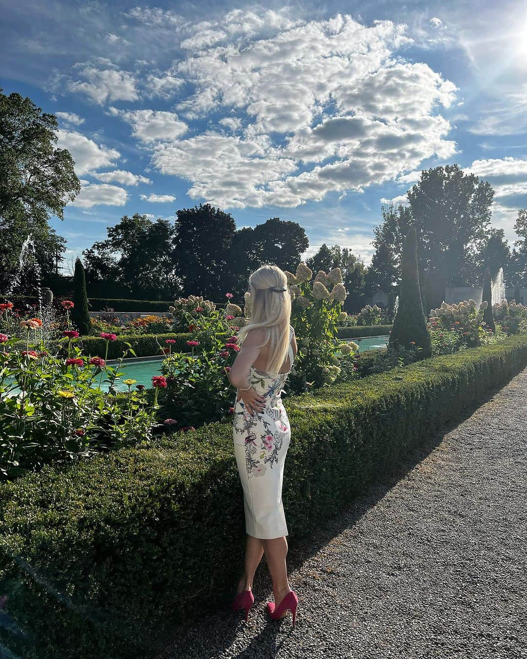 パイパー・ギレスさんのインスタグラム写真 - (パイパー・ギレスInstagram)「High tea was the perfect excuse to dress up!  - - - - #dressup #hightea #parkwoodestate #teatime #girlsday #garden #beautifulgirls #scones #toronto」9月17日 7時24分 - pipergilles