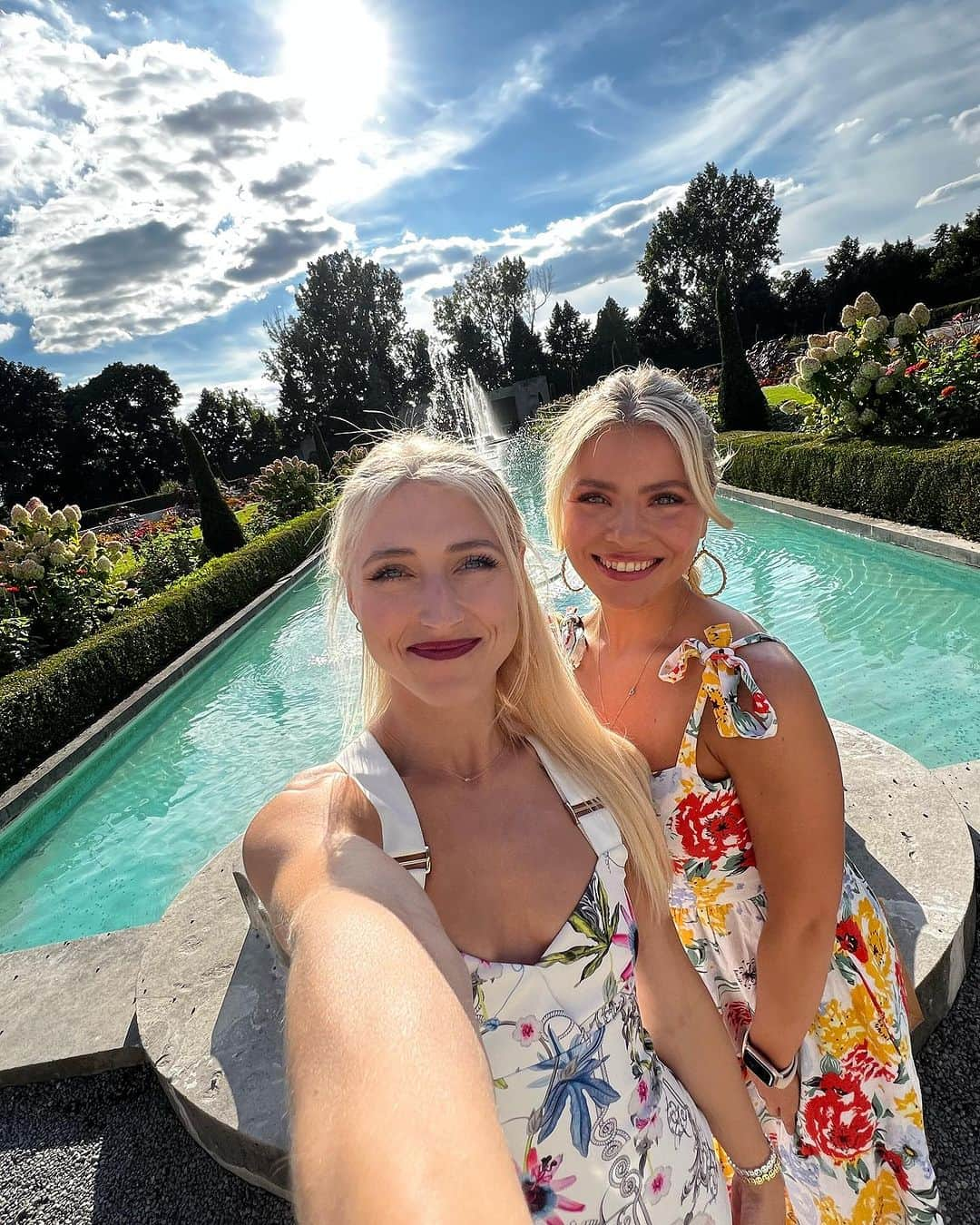 パイパー・ギレスさんのインスタグラム写真 - (パイパー・ギレスInstagram)「High tea was the perfect excuse to dress up!  - - - - #dressup #hightea #parkwoodestate #teatime #girlsday #garden #beautifulgirls #scones #toronto」9月17日 7時24分 - pipergilles