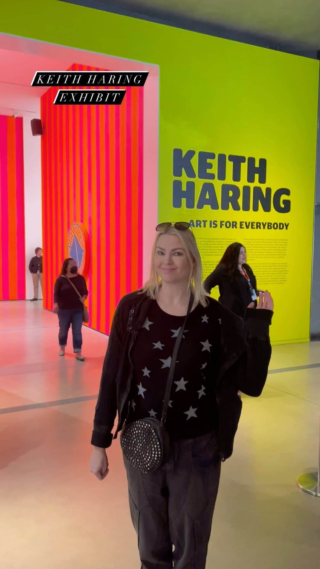 イリナ・ヴォロニーナのインスタグラム：「Loved Keith Haring exhibit at the @thebroadmuseum #keithharing」