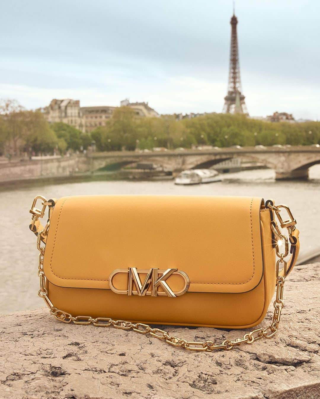 のインスタグラム：「Sightseeing. #MichaelKors  Photographed by @MaximePoiblanc」