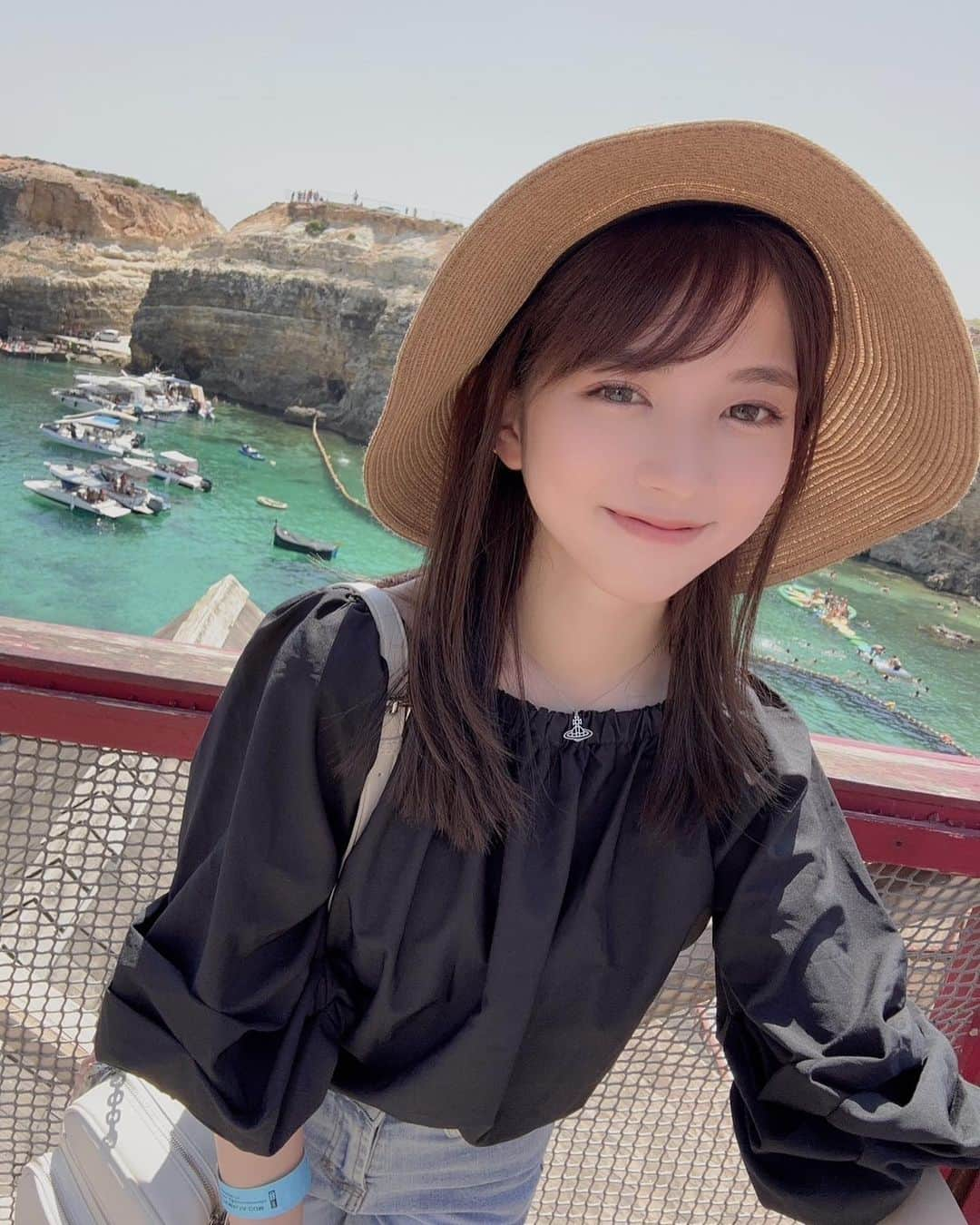 せきぐちりささんのインスタグラム写真 - (せきぐちりさInstagram)「マルタ島🏝️のポパイ村に行った時の写真。 この夏もっとも暑かった場所だったなぁ。 8月の京都の清水寺と同じくらい🥵  ここは中心地から結構離れてるのでタクシー🚕で行きました。 マルタはバス移動が多かったけど、時間通りこなかったり場所によって本数が少なかったりしたので、比較的安くてアプリで呼べるタクシーが便利でした🚕  ⁡‥‥‥‥‥‥‥‥‥‥‥‥‥‥‥‥‥‥‥‥‥‥‥‥ ルクセンブルク🇱🇺在住。19歳。 ルクセンブルクやヨーロッパの旅行写真たくさん載せてるので是非みてね📸 @risa_s_lisa  配信アプリ『ミクチャ』で毎日23時ごろ から配信してます。 ※プロフィールのリンクからTikTok、Threads、ミクチャ、Xのフォローお願いします🙇‍♀️ ‎‥‥‥‥‥‥‥‥‥‥‥‥‥‥‥‥‥‥‥‥‥ ･ ･ ･ ･ ･ ･ ･ #マルタ島 #🇲🇹 #Malta #vacation #夏休み #海外旅行 #ヨーロッパ #Europe #海外留学 #留学 #サマースクール #短期留学 #ポパイ #麦わら帽子 #デニムコーデ」9月17日 7時39分 - risa_s_lisa