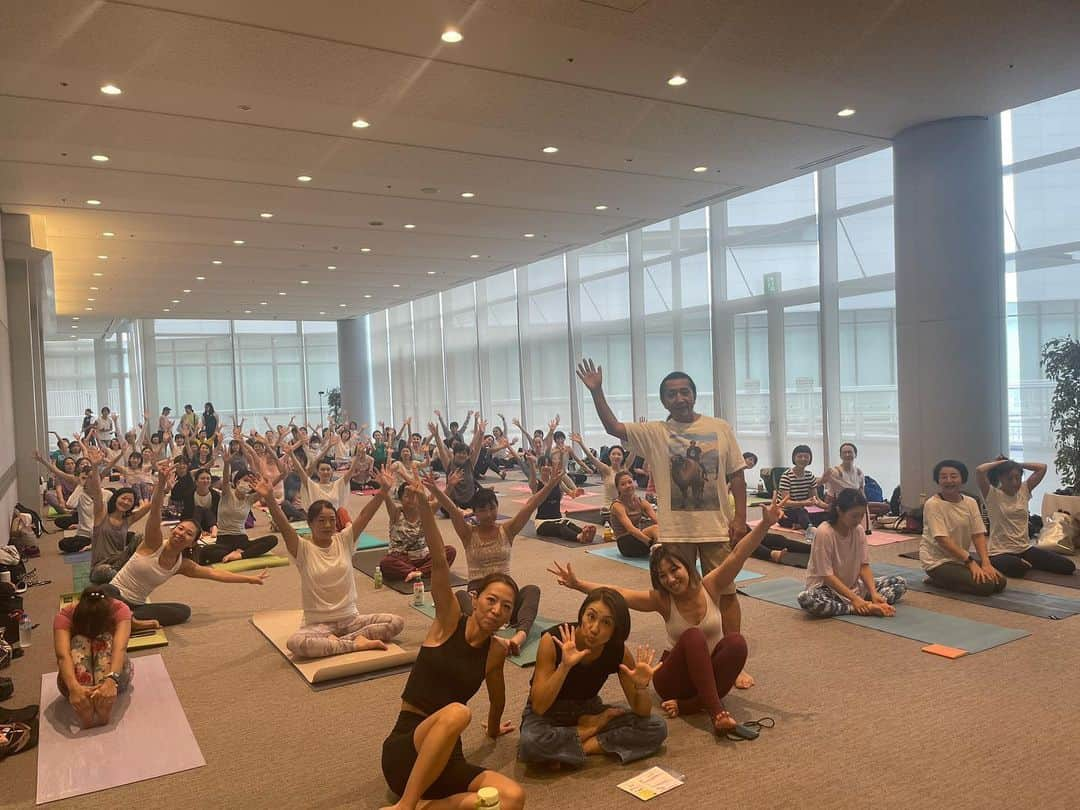 Ken Harakumaのインスタグラム：「yogafest YOKOHAMA 2023 始まりました❣️ @international_yoga_center  @fumiinaa_yoga  @erika_ikeda_moka  @u_ka_music  @keicoyoga  @yogis_editorialteam_lotus8  @yogafestjp  @yogajournal_japan  @easyogajp  @kenkobi_jp  @yogaworkscojp  #yogafest #ヨガフェスタ横浜  #ヨガイベント  #アシュタンガヨガ  #パシフィコ横浜  #みなとみらい  #ケンハラクマ  #ケンハラクマ先生」