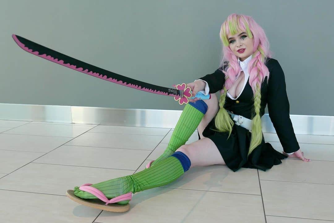 レベッカのインスタグラム：「Can never have too much mitsuri 💚🩷」