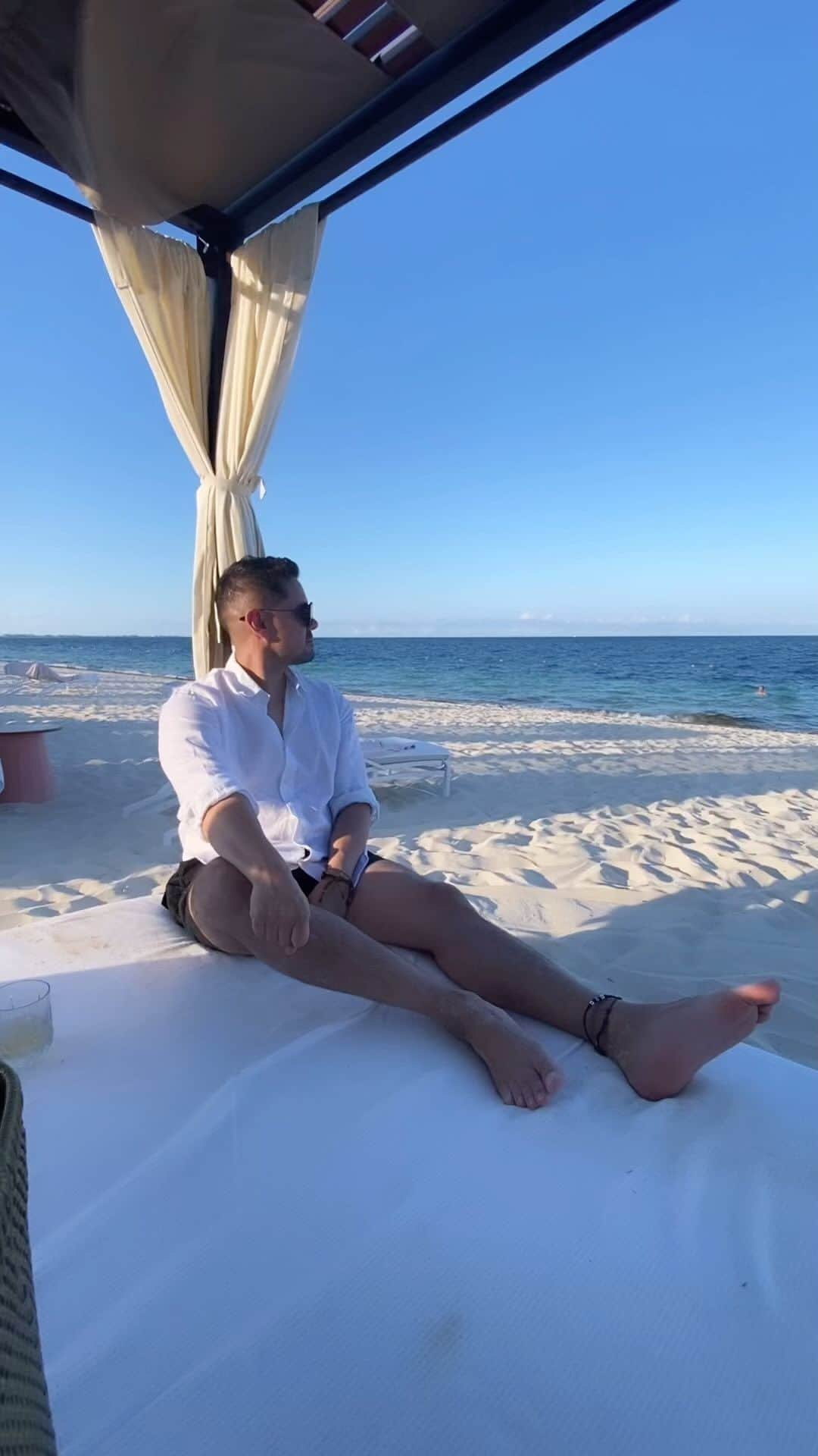 サンドラ・バレンシアのインスタグラム：「Hoy esta de cumpleaños el amor de mi vida, mi compañero de vida, el que llena mis días de alegría, mi regalo de Dios,  el que siempre ha estado a mi lado, mi mejor amigo con el disfruto cada hora del día, Gracias por ese amor del que no hablas si no que nos demuestras a mi y nuestros pingüinos, gracias por tu ejemplo, por regalarnos tu tiempo y tu amor incondicional, te amo mas de lo que las palabras pueden decir ,  amo nuestro amor, el amor que le das a nuestra familia , eres el mejor ejemplo para nuestros hijitos, que Dios te llene de vida y mil años de vida para que sigas iluminando nuestras vidas !」