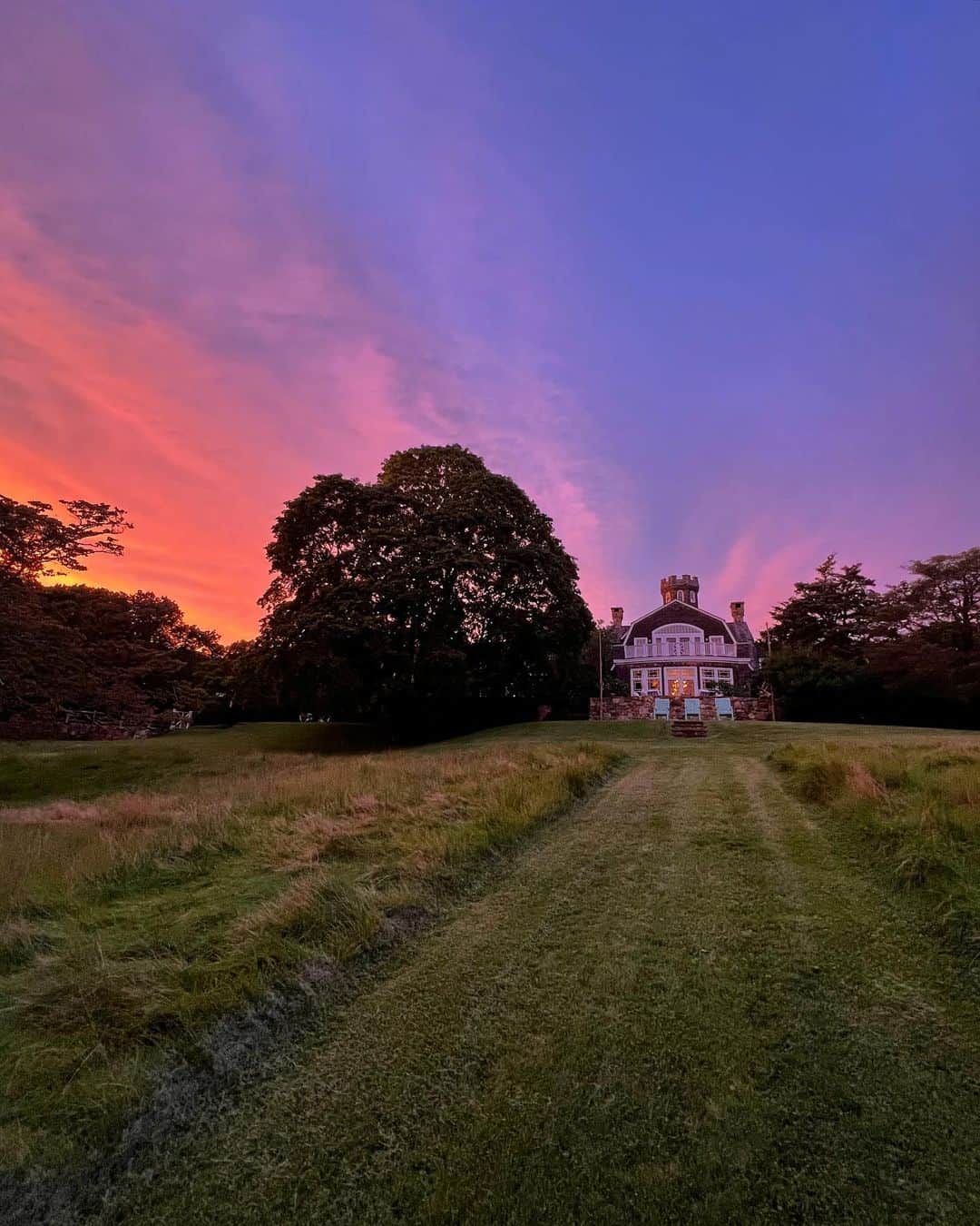 クリスティ・ブリンクリーのインスタグラム：「Home Sweet Home 🩷🧡💜Tower Hill 🩵💙💜 Dolce Domum💚under the most magnificent sky of every color shifting like a kaleidoscope! 💛🧡❤️🩷💜💙」