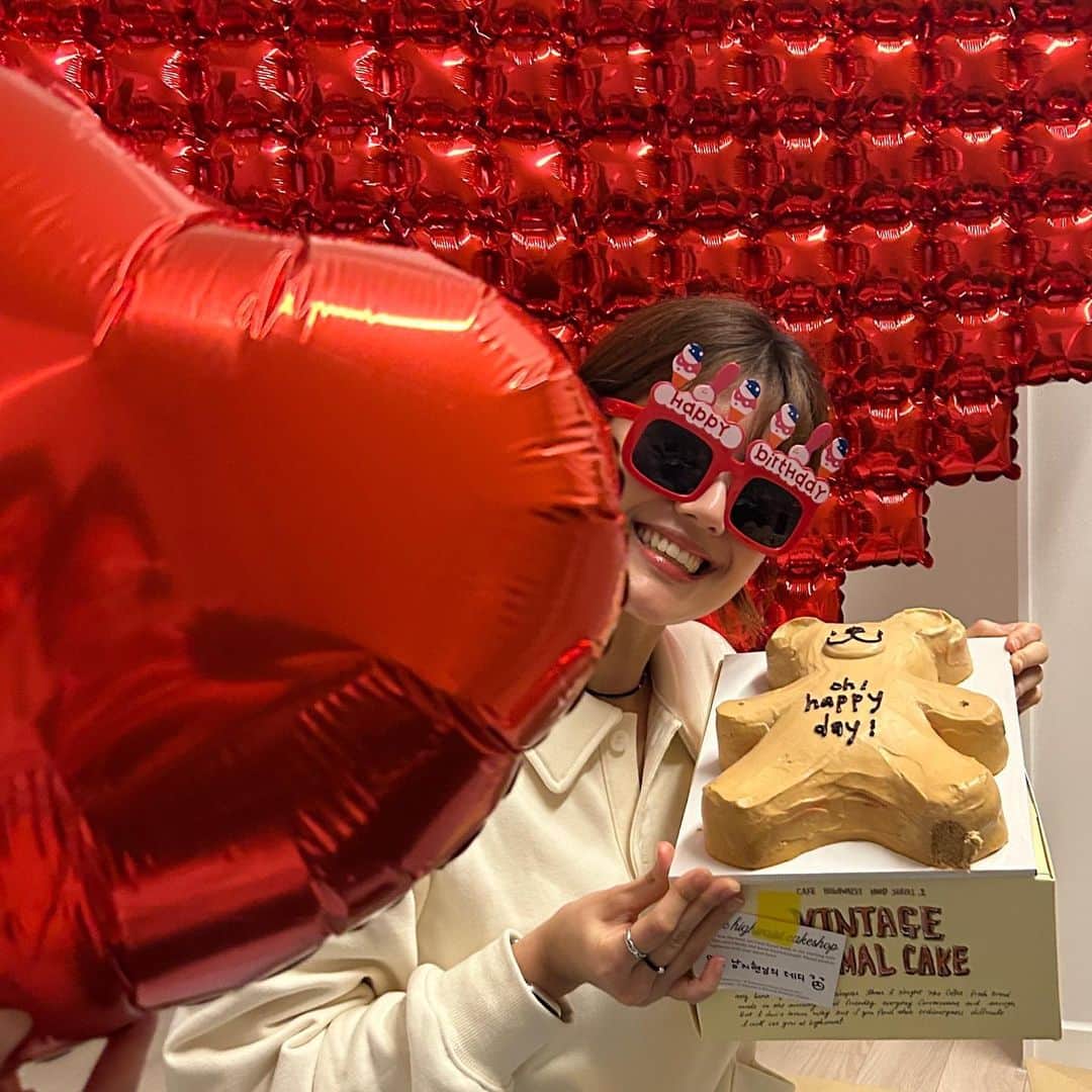 のインスタグラム：「생일이라서 신난거 맞습니당😆」