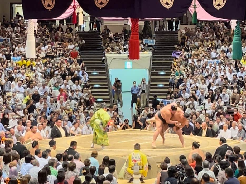 クック井上。のインスタグラム：「かつてはサッカー名波浩さんの ベネチア時代の専属トレーナー 今は佐田の海関のトレーナーも やっている友人と大相撲九月場所へ💪  ☞☞☞swipe☞☞☞  いやー生は迫力あったし盛り上がった！ パワーだけじゃなく〝バランス崩し〟が肝 大きな大きな身体で繊細な相撲  誘った友人も楽しんでくれて良かった^ ^ 友人と友人も相性良くて良かった！ チャレンジ精神溢れる友人たち！  人生、はっけよーい！のこった！のこった！  #大相撲 #大相撲九月場所 #相撲 #sumo #両国 #両国国技館 #神事 #スポーツ #アスリート #サンクチュアリ #アスリートフードマイスター #フードコーディネーター #食育インストラクター #bbqインストラクター #こども成育インストラクター #料理好きな人と繋がりたい #料理研究家 #料理男子 #料理芸人 #クック井上。」