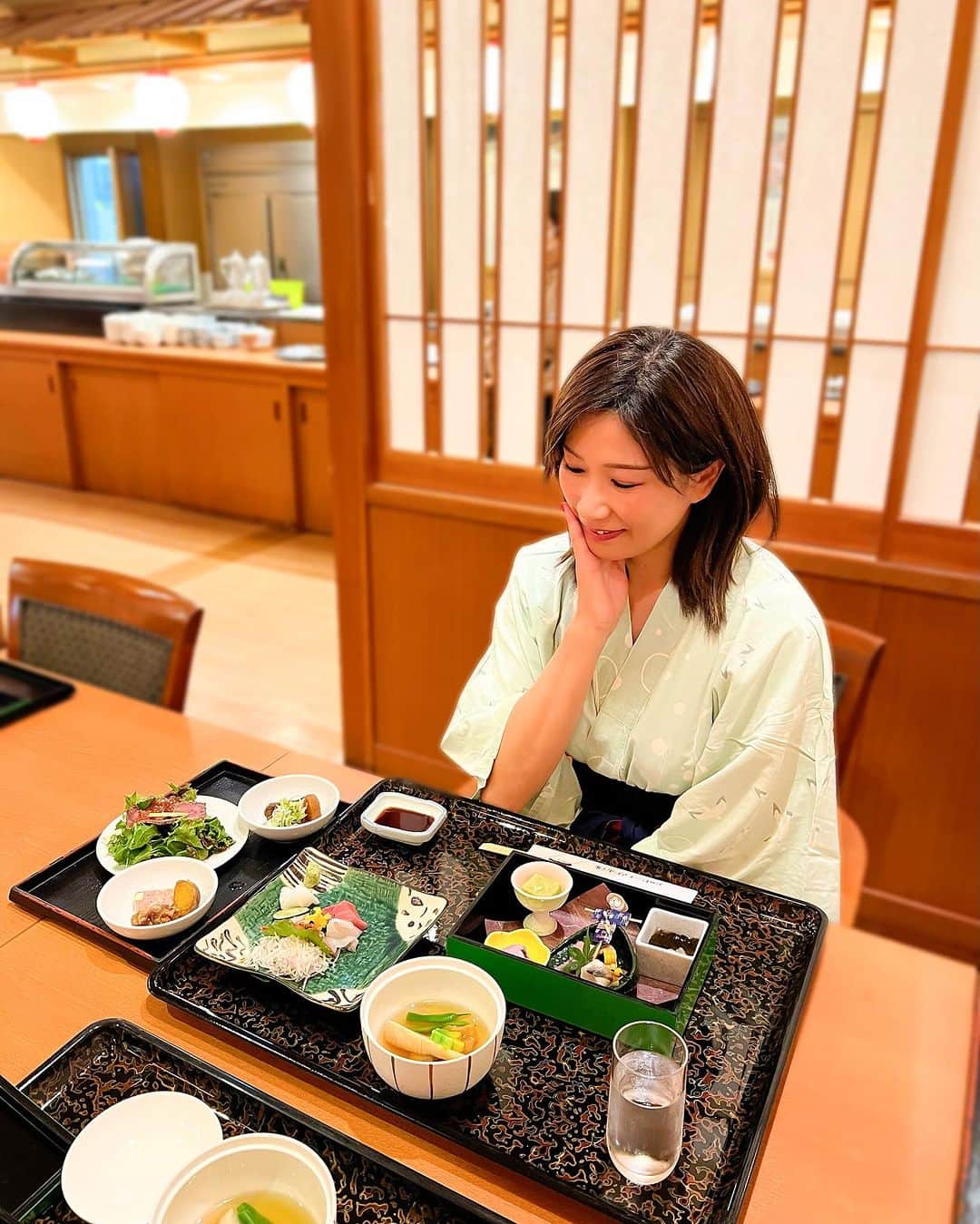 田中浩実さんのインスタグラム写真 - (田中浩実Instagram)「✧︎ 宮城県松島 わんこと泊まれる宿 日本三景松島の景観を目の前で楽しめる「松島センチュリーホテル」  お食事は宮城・松島産の旬の食材にこだわった和会席膳とオープンキッチンで牛タン、ステーキ、天ぷらを出来たてで楽しめます。  宿泊者専用のラウンジで飲み物をいただけたり、テイクアウトにしてお部屋のベランダでゆっくり飲むこともできます🎵 (わんこがいる人には嬉しい)  大浴場は天然温泉。 松島を一望できるオーシャンビューがとっても素敵！  プールもあるので次回は入りたいな♡  🐶すぴかはお食事中お留守番です。  @matsushimacenturyhotel  📍松島センチュリーホテル 宮城県宮城郡松島町松島字仙随8  #松島センチュリーホテル #宮城県  #宮城  #松島  #宮城ホテル  #松島グルメ #東北 #タビジョ  #旅女  #旅行好き #旅スタグラム #ペット可  #わんことお出かけ  #わんこと旅行  #わんこのいる生活  #わんこと一緒  #いぬすたぐらむ  #犬と旅行  #いぬのきもち #わんこ店内ok  #わんこok  #すぴ散歩 #すぴ散歩グルメ  #シーズー  #シーズー大好き部  #鼻ぺちゃ  #ふわもこ部  #shitzu  #shitzulovers」9月17日 8時07分 - hiromi.tanaka.japan