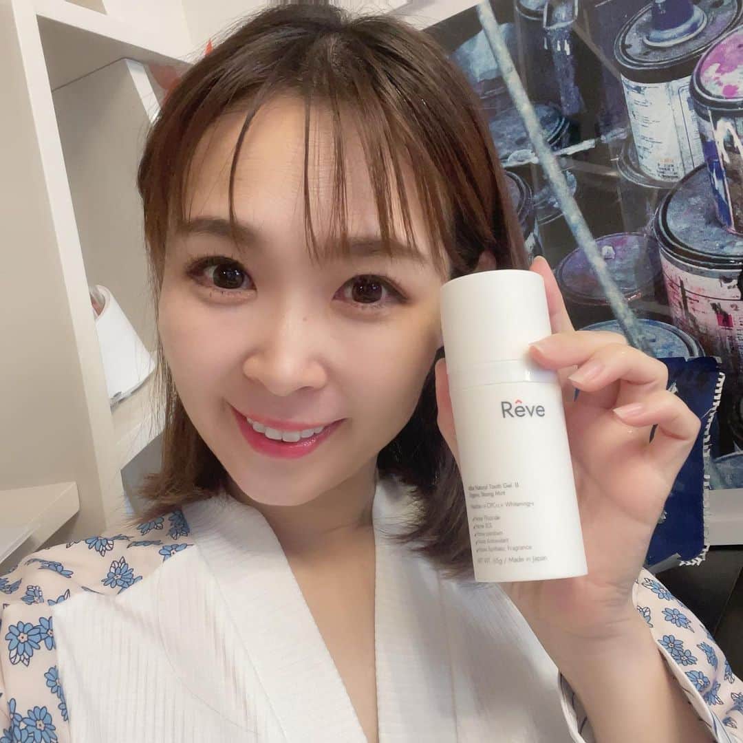 愛内里菜のインスタグラム：「おすすめのホワイトニング歯磨き粉！ Reveオーガニックホワイトニングジェル✨🌿 ⁡ 歯の黄ばみ、ザラザラ、知覚過敏、口臭気になるよね💦 そして毎日口に入れるものだし、 一生使っていく歯だから安全なものを使いたい⭕️ ⁡ Rêve（レーヴ）は発泡剤不使用！ 泡に邪魔されずホワイトニング成分がダイレクトに歯に働きかけてくれるよ！歯磨きを塗布して3〜５分おくと効果アップ⤴️ 更に白くツルツルの歯のために良いよ！🙆‍♀️ ⁡ しかも研磨剤も不使用で バイオアパタイトという成分が 歯の溝を埋めて凹凸を滑らかに補修してくれる！🙆‍♀️ ⁡ なんと天然成分99%を 実現した歯磨きジェルだから 子供のお口にも安心で嬉しいよね🙆‍♀️ ⁡ 電動歯ブラシとも相性良いし 口内環境が良くなったから お口や歯で悩んでる方は ぜひ試してみてね！😊✨ 容量が増えた80g入りも登場したよ👍 ⁡ 詳しくはこちらを見てね💁‍♀️ https://reve.iris.fit/ ⁡ ⁡ 電動歯ブラシは 以前、ミセスマートに出演させてもらった時に ご紹介したMINAYAの電動歯ブラシ！ 5つのモードがしっかりケアしてくれて お気に入り✨‼️ ⁡  😆YouTube！ 「愛内里菜オフィシャルチャンネル」  ⁡ 🐦Twitter 愛内里菜 official @RRikakakiuchi ⁡ ⁡ 😆TikTok 愛内里菜/Rina Aiuchi 　 🟥17配信 愛内里菜_official ⁡  #オーラルケア  #デンタルケア #歯磨き粉  #歯磨きジェル #rêve  #愛内里菜  #歌手 再始動 #垣内倶楽部  #バンド   #ライブ #一体化 #絆 #盛り上がりたい  #感謝  #23周年　 #YouTube #ユーチューバー#TikTok」