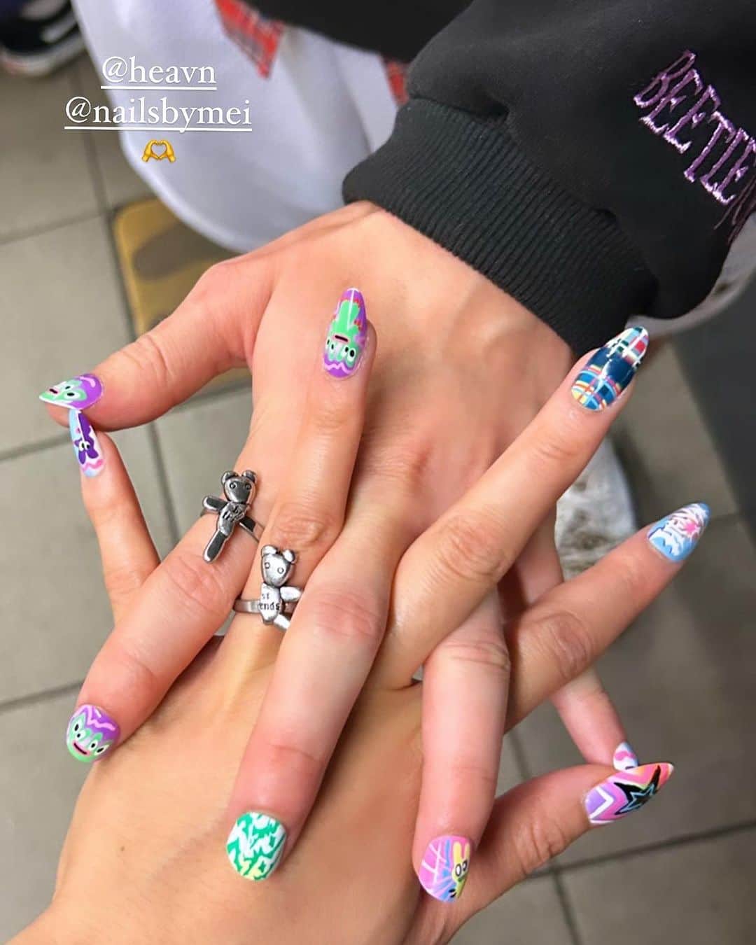Mei Kawajiriのインスタグラム：「Couple nails 🍒🥰🍒 @heavn x @nailsbymei collaboration nail kit 🍒🩵💅💖are sold at @marcjacobs website 🤍🩵 マークジェイコブスのウェブサイトから買えるよ💕✨💕💅🌟」