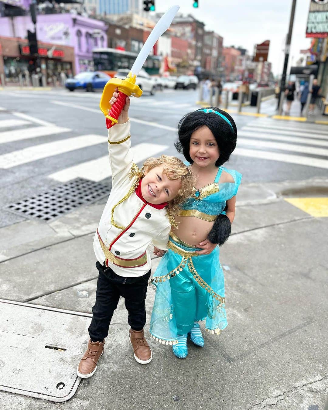 カーリー・ワデルのインスタグラム：「Are. You. Kidding. Me. With. These. Kids. Disney on Ice was a success.」