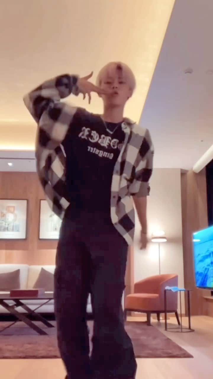 雅-MIYAVI-のインスタグラム：「While daddy is sleeping…  🕺  #Smokechallenge #SoberGangster #MiniMe  #Repost @melody_lee_ishihara ・・・ #smokechallenge  @badalee__  @leesong_ai」