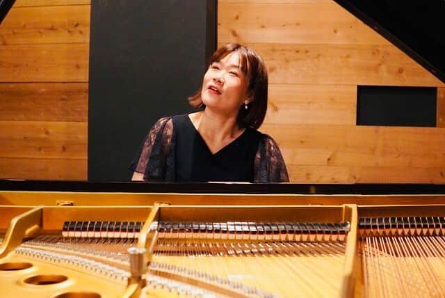 まとばゆうのインスタグラム：「【#withnews #朝日新聞 】 私の生活を記事にしていただきました🙌😆 この生活が大好きです。 このままブレイク出来るように頑張ります！   ・・・・・・・・・・・・・・・・・・・・・・  芸歴12年目で、ピアノ芸人として活動する女性ピン芸人のまとばゆうさん @yufantoday 。  クラシックの「あるある」ネタを織り交ぜながら演奏するコンサートは、なんと月に30回も出演しているといいます。  「芸」への思いを聞きました。  https://withnews.jp/article/f0230917000qq000000000000000W0ev10501qq000026152A?_gl=1*173hj7t*_ga*ZlNsNThFYzJJR25jejBDMklKUTA2WnZmTUY5ZjJWZUpHVFpVaHFDdWdDTmJTNnR2bTdtNF9ZckRlbFpta1JXZw..」