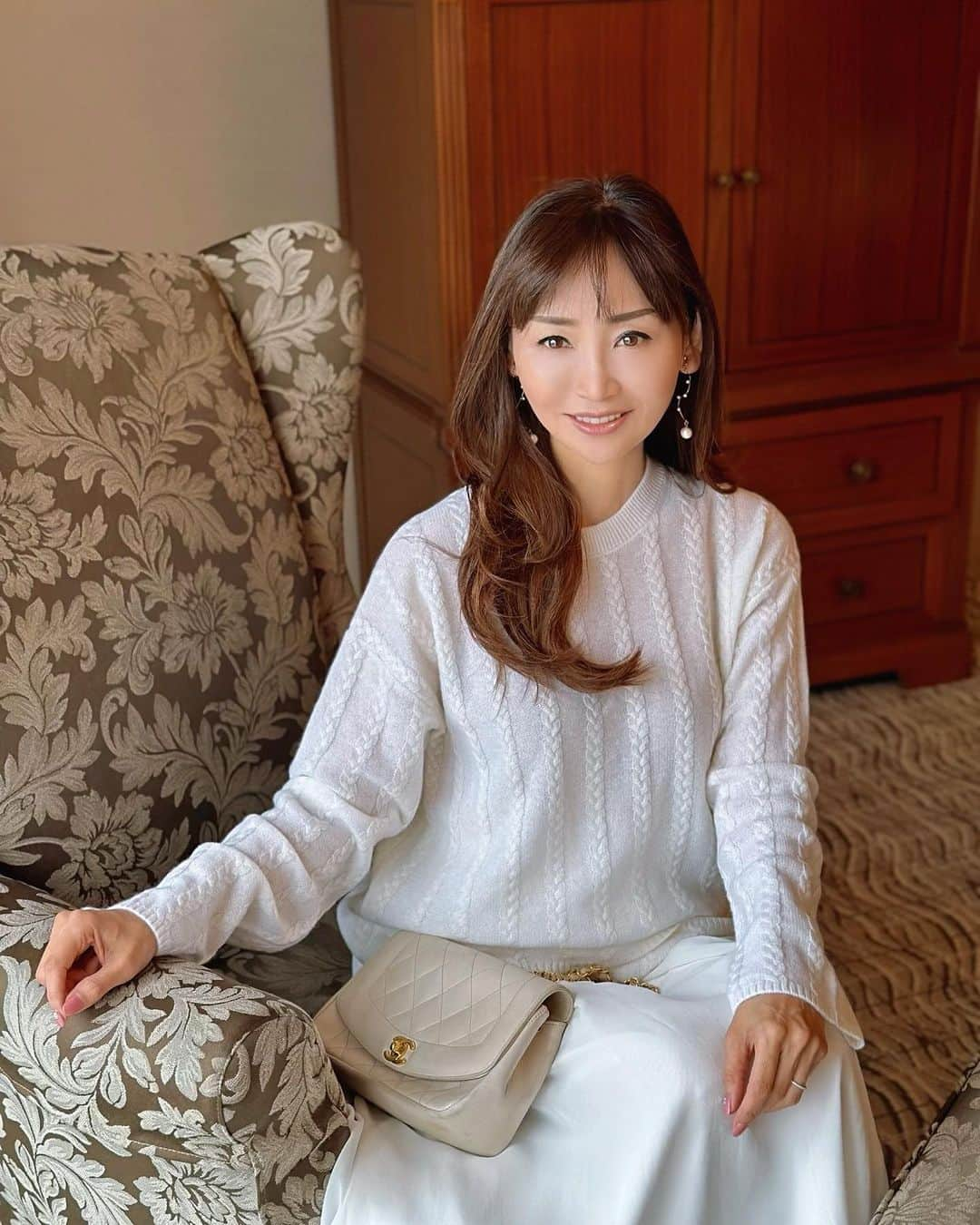 長谷川夕希子さんのインスタグラム写真 - (長谷川夕希子Instagram)「ベビーカシミヤ100%のホワイトニットで くつろぎ幸せ時間の図😊✨✨✨  カシミヤニット: LILYSILK (リリーシルク)   このLILYSILKの 上質なファッションをお🉐に購入できる クーポンコードあります❣️  私のハイライトにクーポンコードとリンク🔗貼りますね😊♪  ご活用ください✨  #PR #LILYSILK シルク #LILYSILK カシミヤ #LILYSILK レディース服 #アパレル #婦人服 #レディース服 #紳士服 #メンズ服 #シルク 服 #シルクシャツ #シルク スカート #シルク ワンピース #シルク パンツ #シルクパジャマ #シルクナイトキャップ #シルク枕カバー #シルクアイマスク #シルク寝具 #シルクシュシュ #ベルト #シルクスカーフ #ファッション雑貨 #美魔女 #大人女子ファッションコーデ」9月17日 8時27分 - yukikogabby