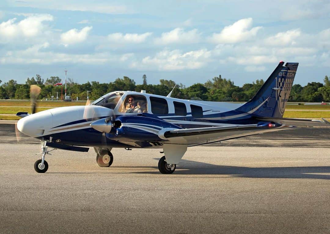 ロマン・グロージャンのインスタグラム：「Commercial multi engine license ✅ More flying everywhere to come #captainphoenix」