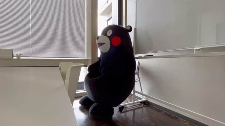 くまモン隊【official】のインスタグラム：「⬇︎ ギシギシギシ🪑  #イヤな予感  #くまモン #kumamon #熊本熊」